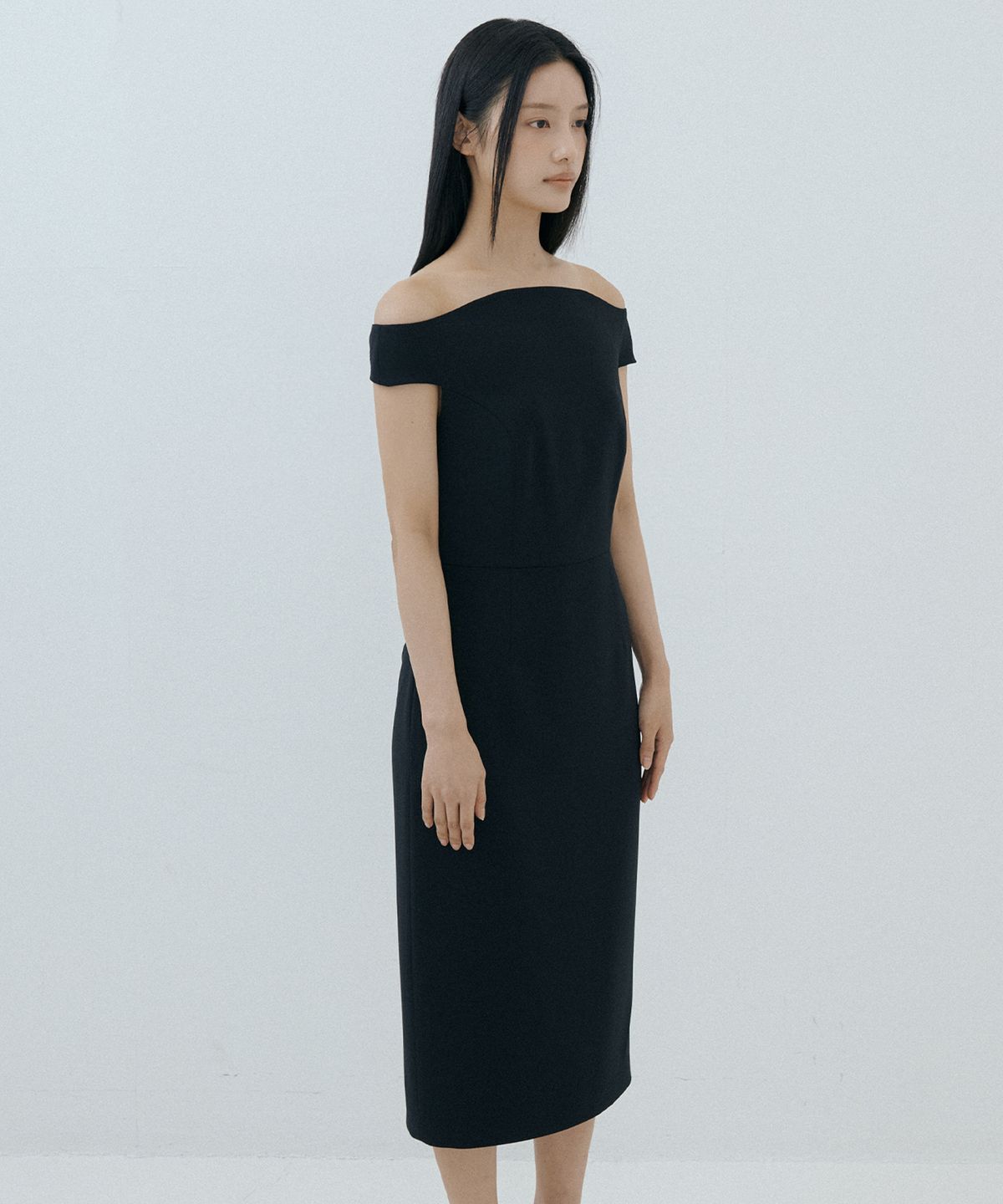 루시르주(LUCIR ZU) Curved Off-Shoulder Dress (black)