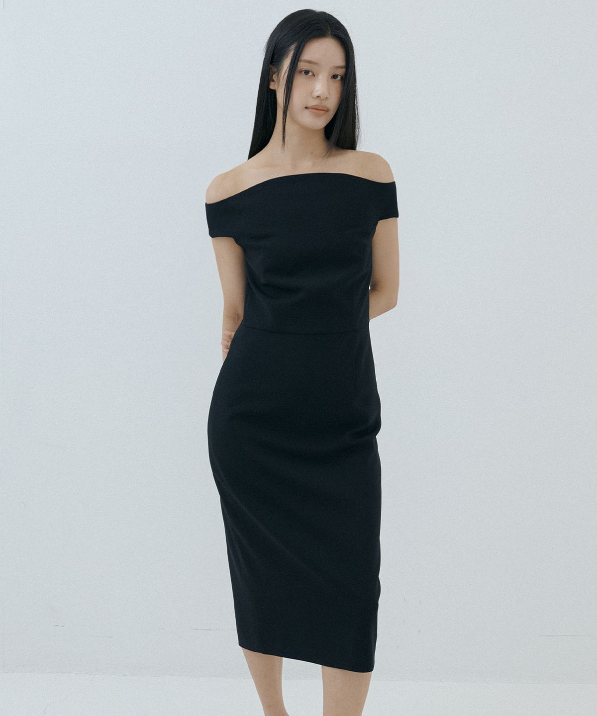 루시르주(LUCIR ZU) Curved Off-Shoulder Dress (black)