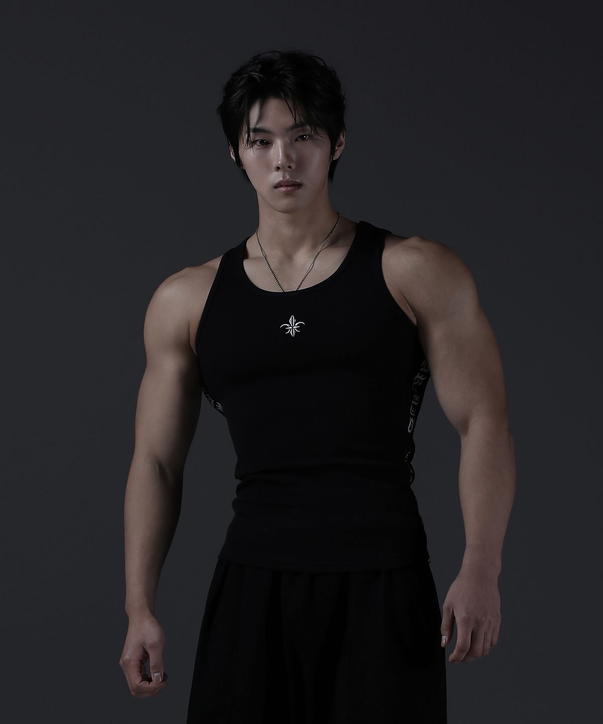 카미드(CARMID) 노블 레터링 밴드 머슬핏 슬리브리스