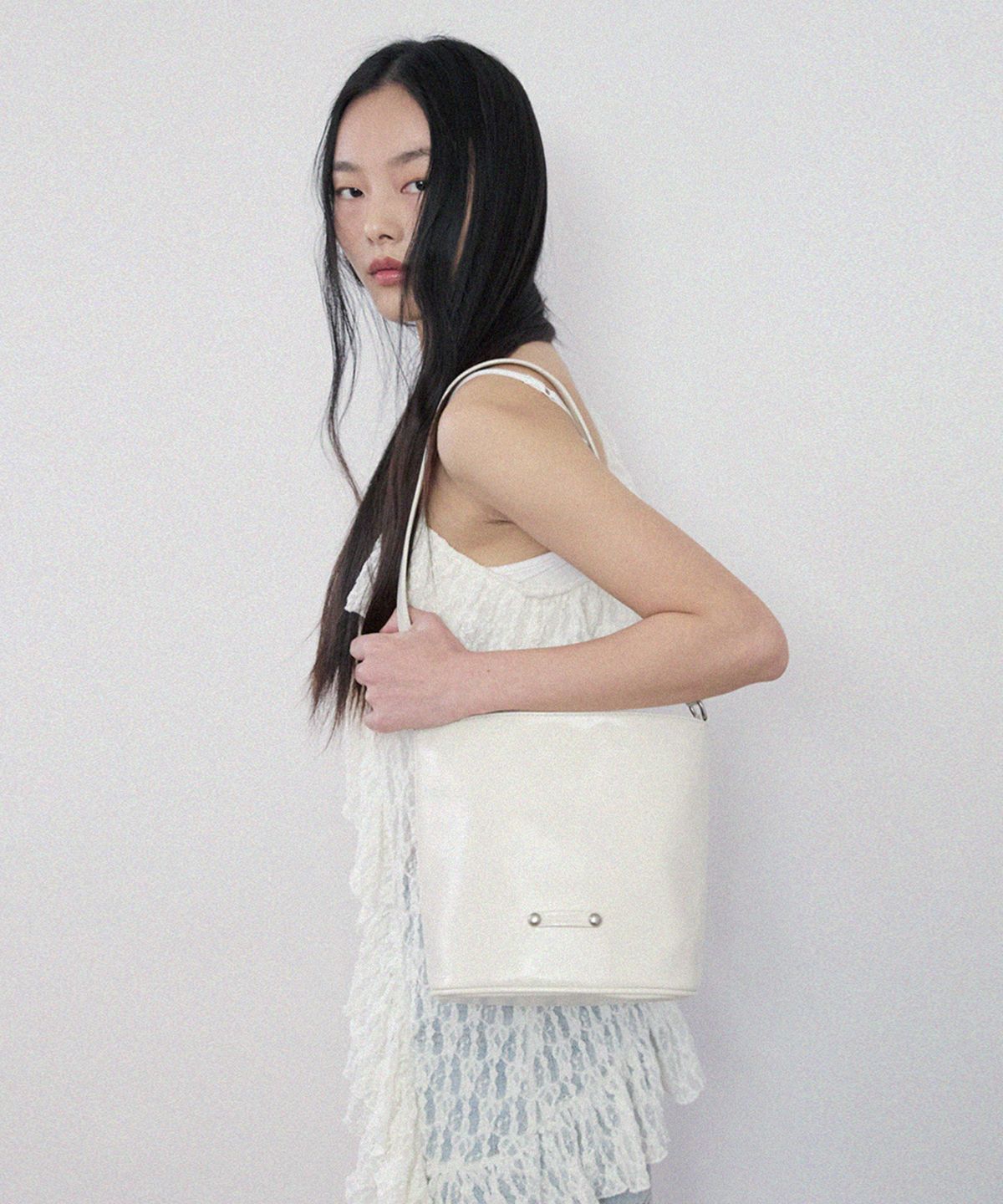 레이몬트(RAIMENT) Stud Band Basket Bag_Ivory