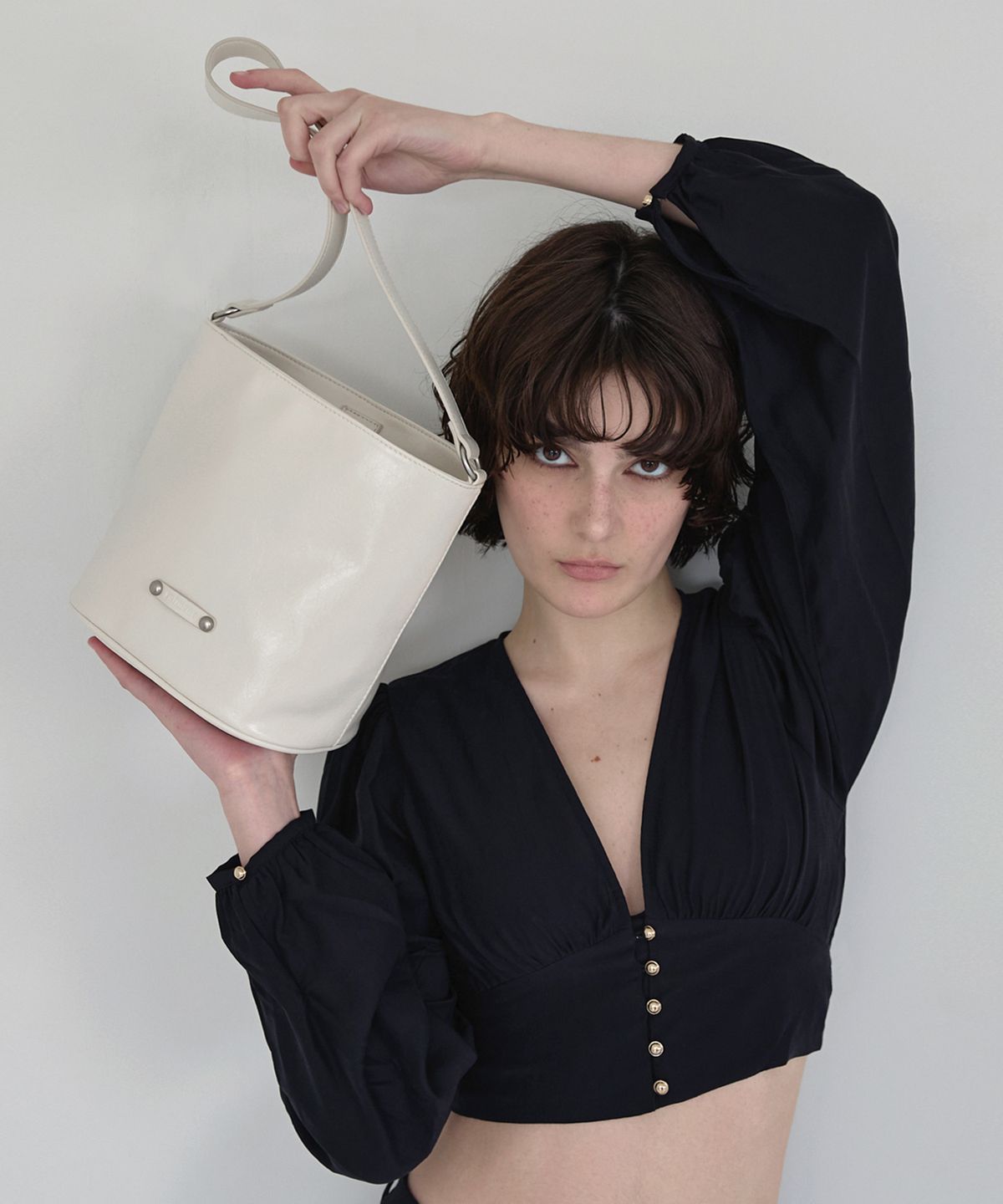 레이몬트(RAIMENT) Stud Band Basket Bag_Ivory