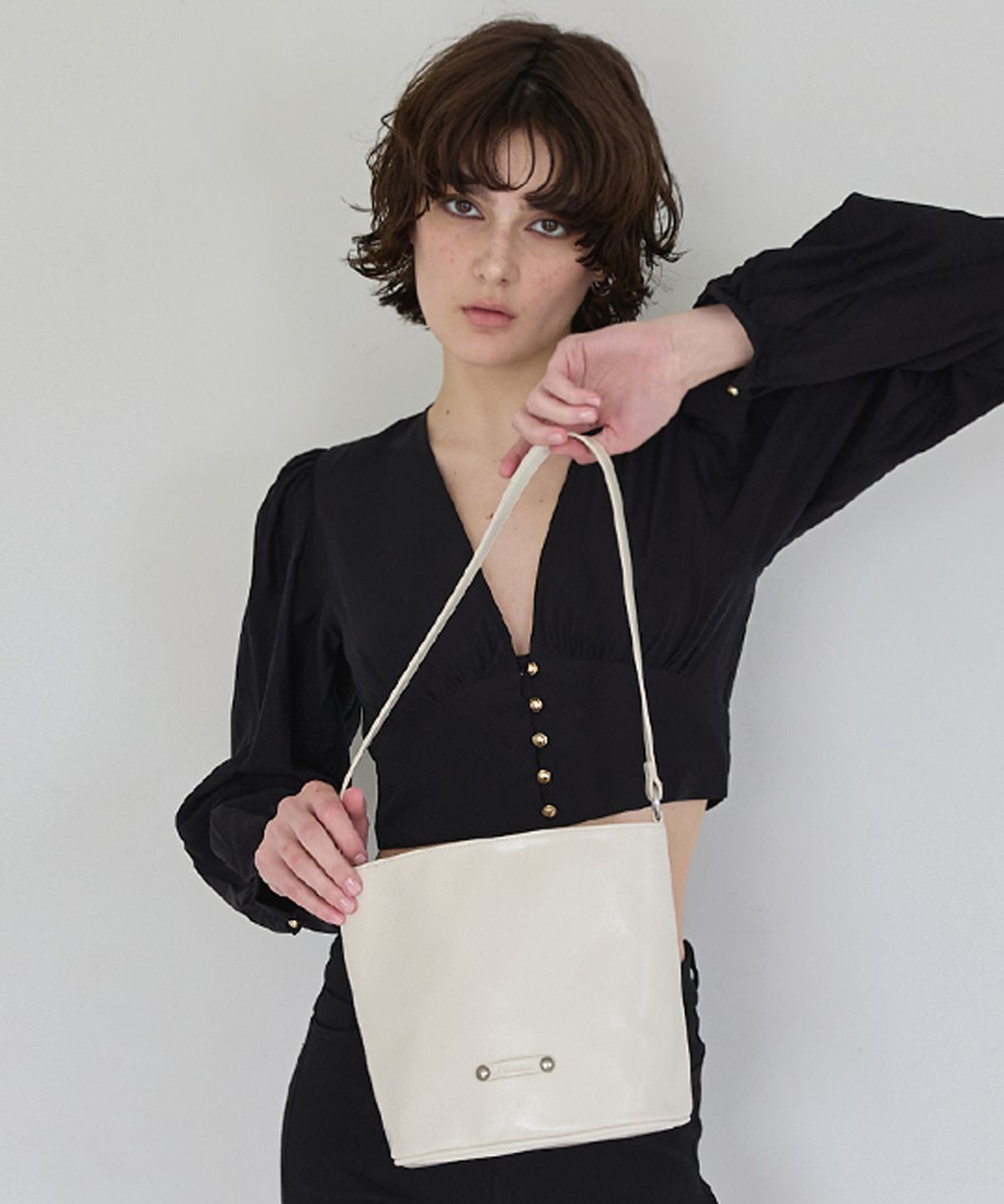 레이몬트(RAIMENT) Stud Band Basket Bag_Ivory