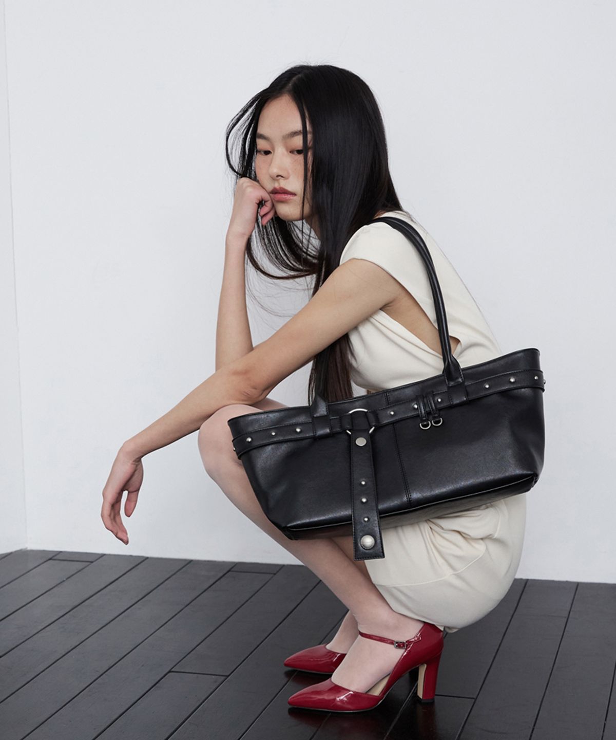 레이몬트(RAIMENT) Stud Strap Boat Bag_Black
