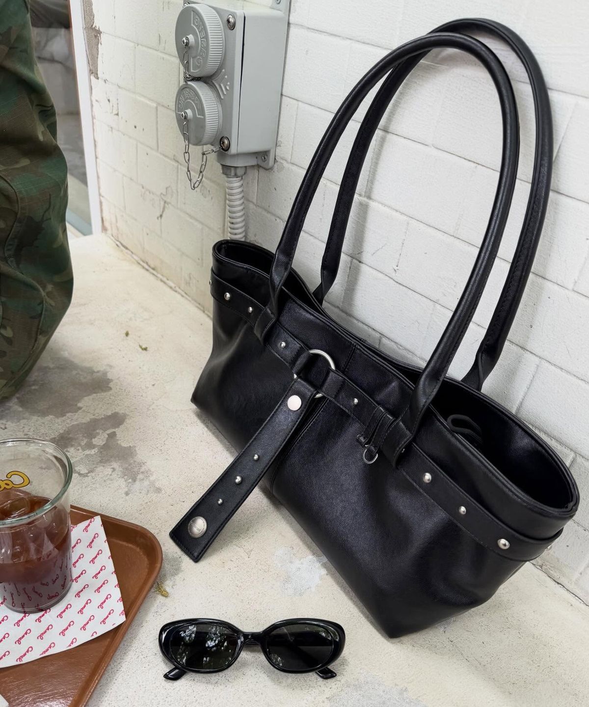 레이몬트(RAIMENT) Stud Strap Boat Bag_Black