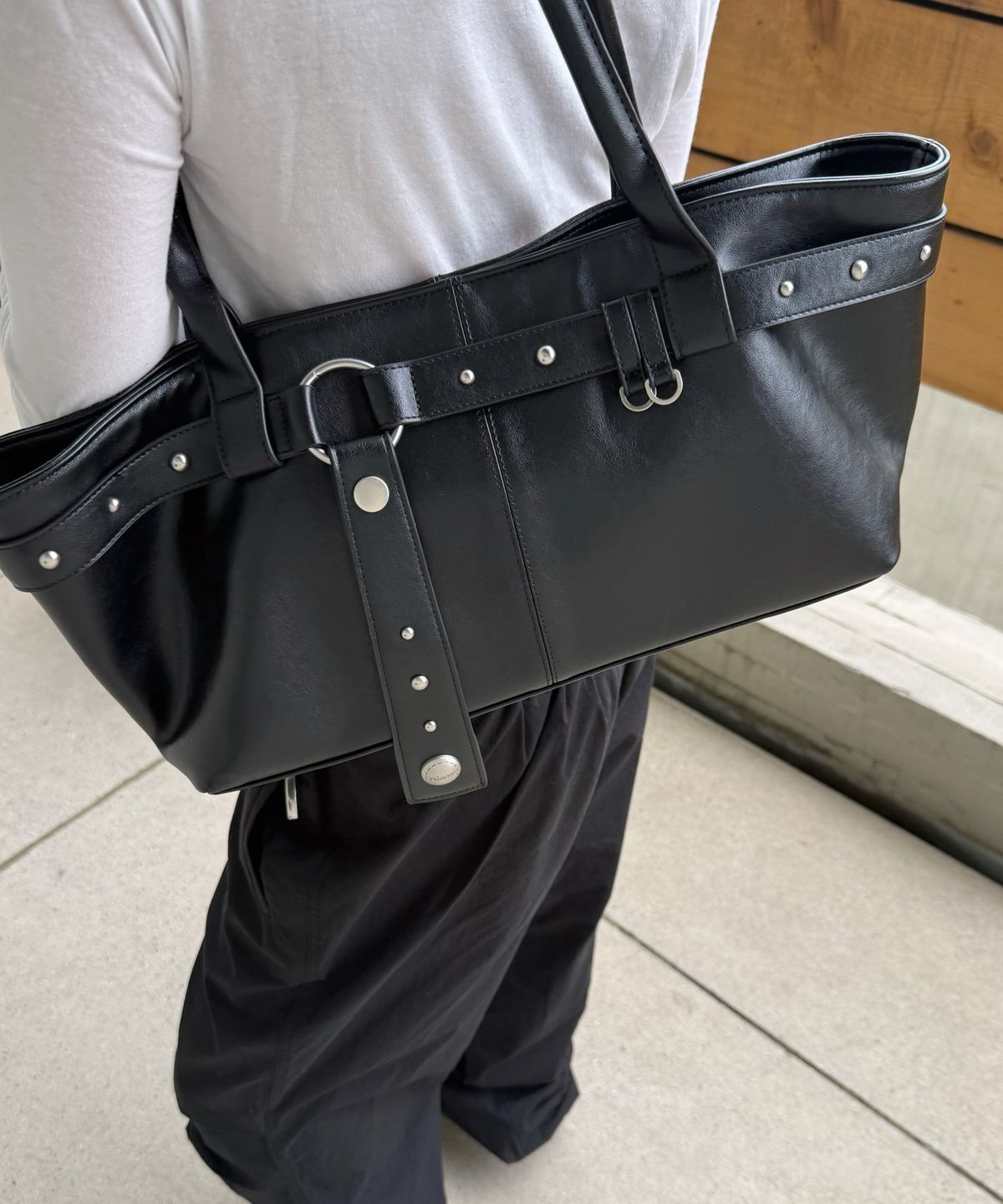 레이몬트(RAIMENT) Stud Strap Boat Bag_Black