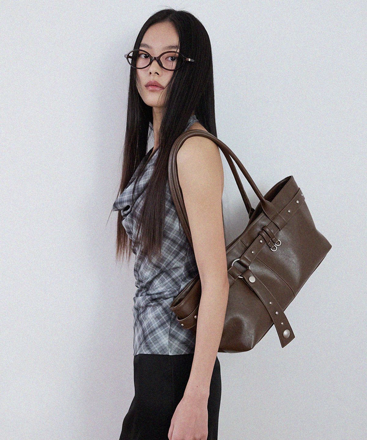 레이몬트(RAIMENT) Stud Strap Boat Bag_Brown