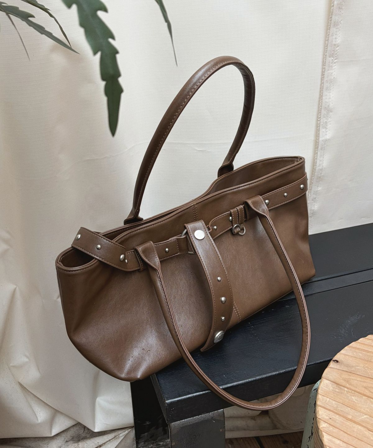 레이몬트(RAIMENT) Stud Strap Boat Bag_Brown