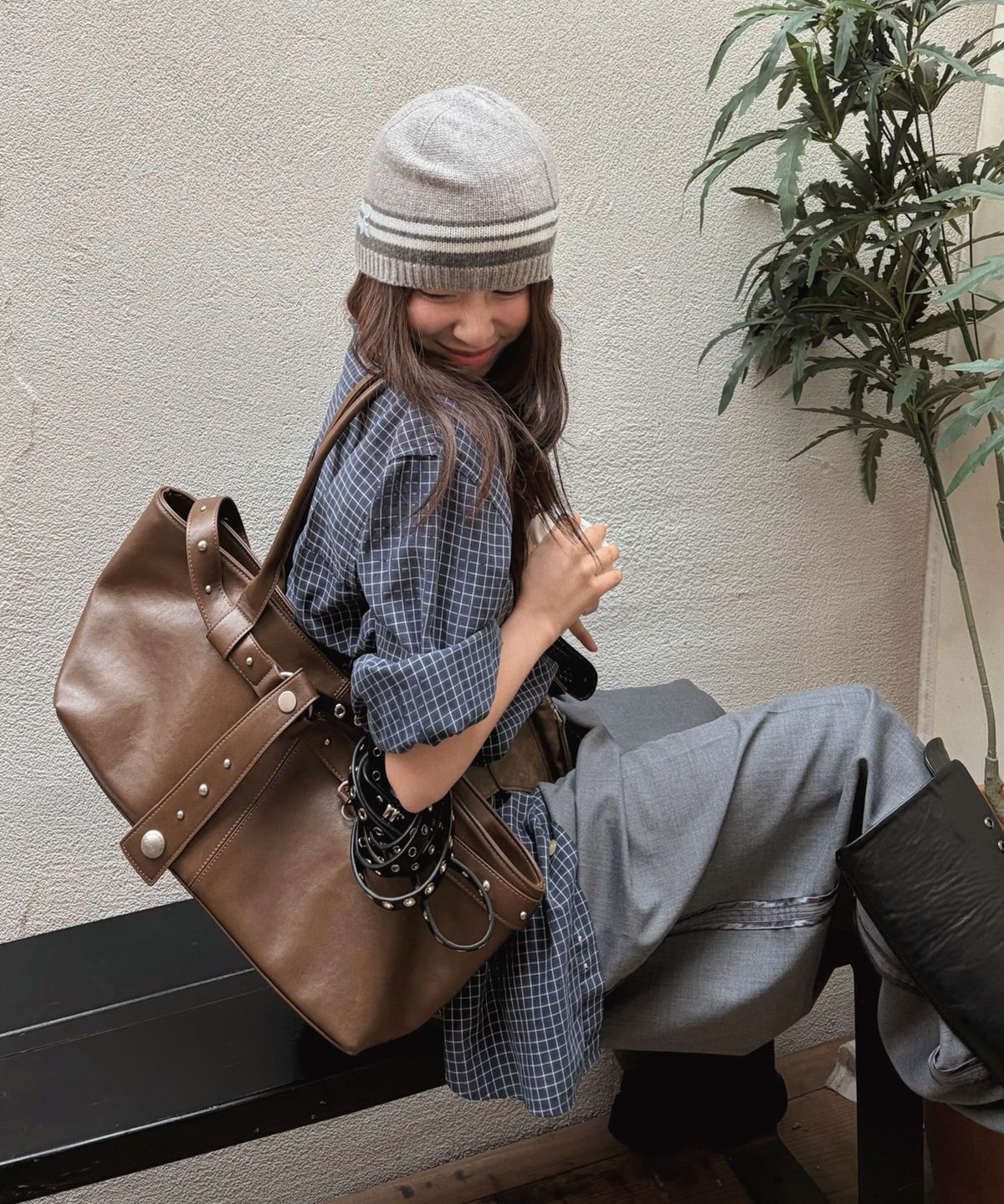 레이몬트(RAIMENT) Stud Strap Boat Bag_Brown