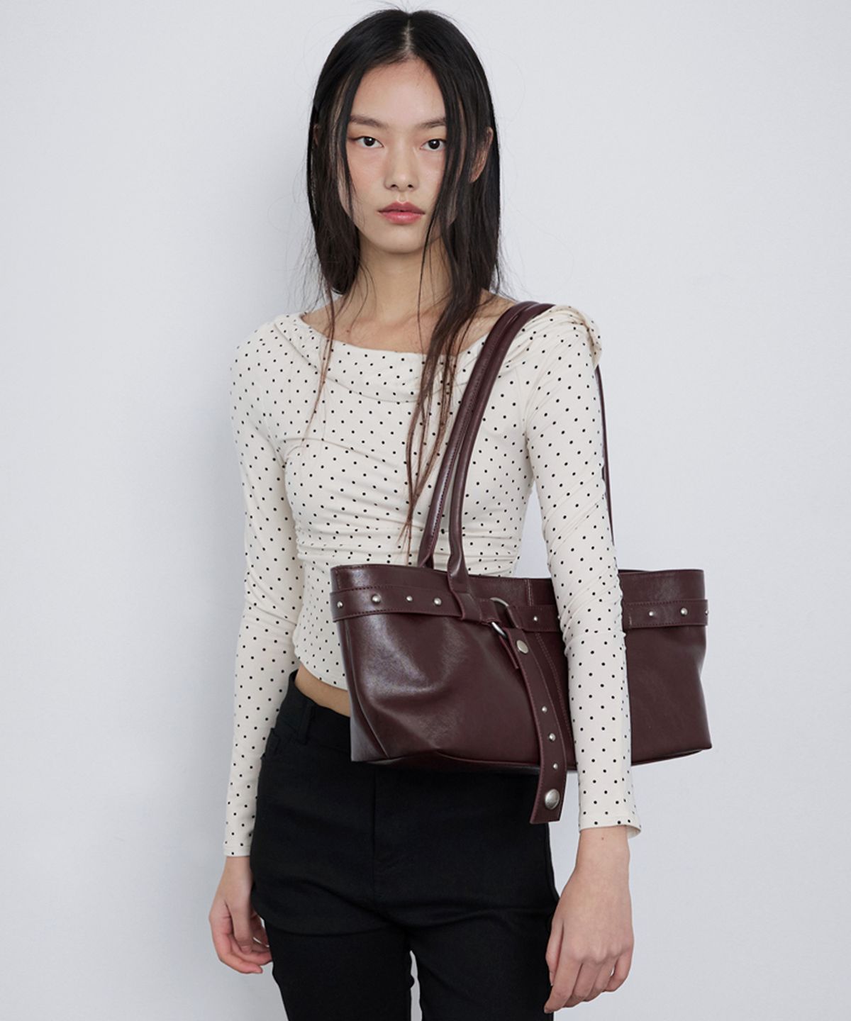 레이몬트(RAIMENT) Stud Strap Boat Bag_Red Brown
