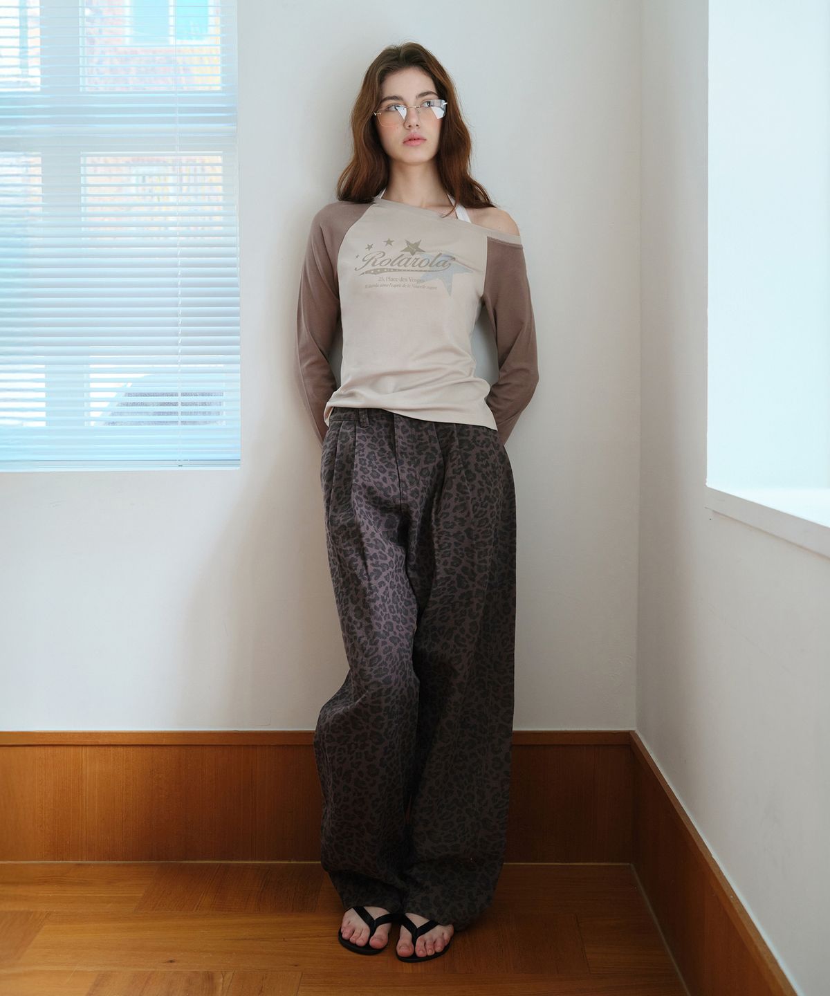 로라로라(ROLAROLA) CURVED PINTUCK LEOPARD DENIM PANTS GRAY