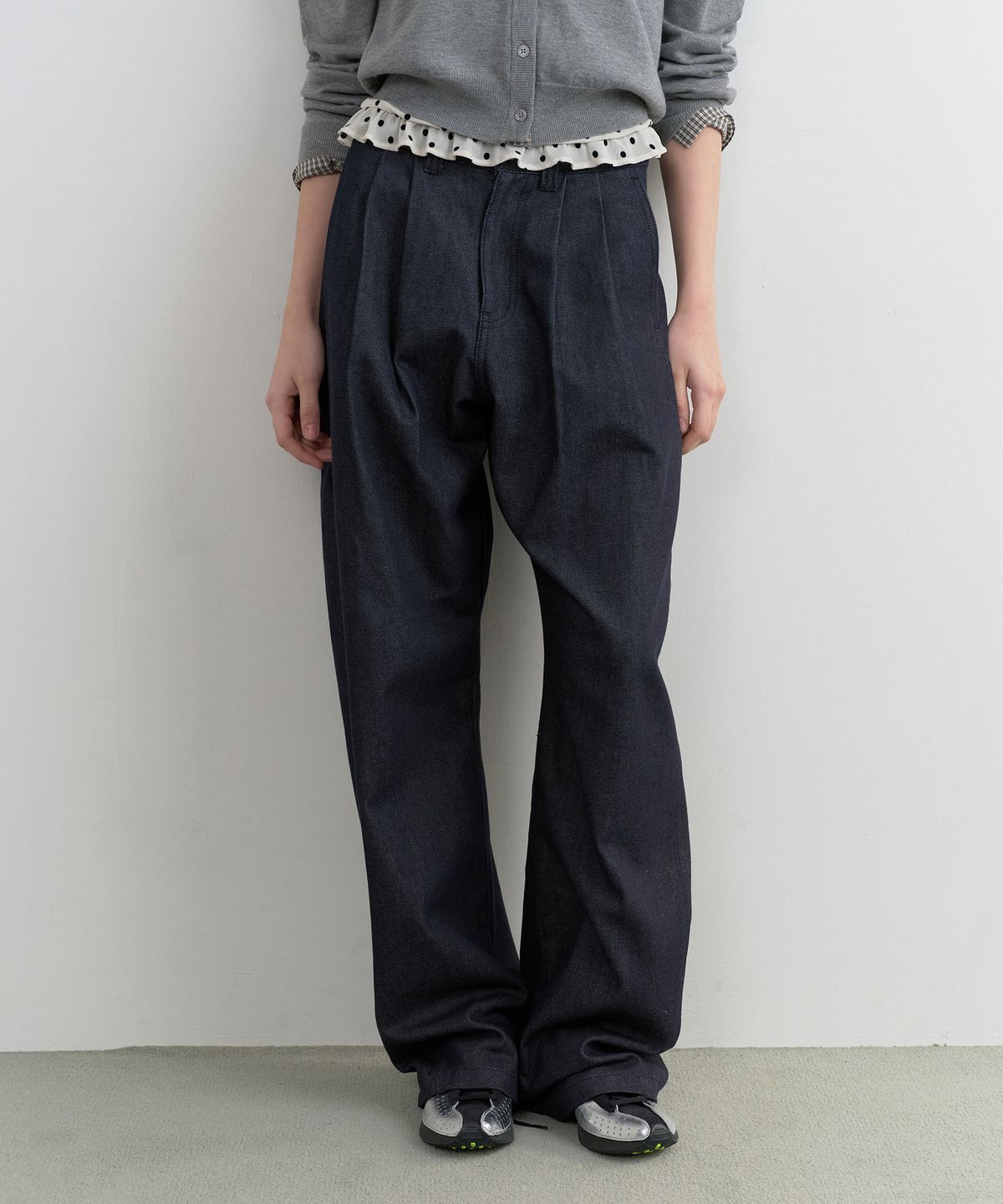 로라로라(ROLAROLA) CURVED PINTUCK DENIM PANTS INDIGO