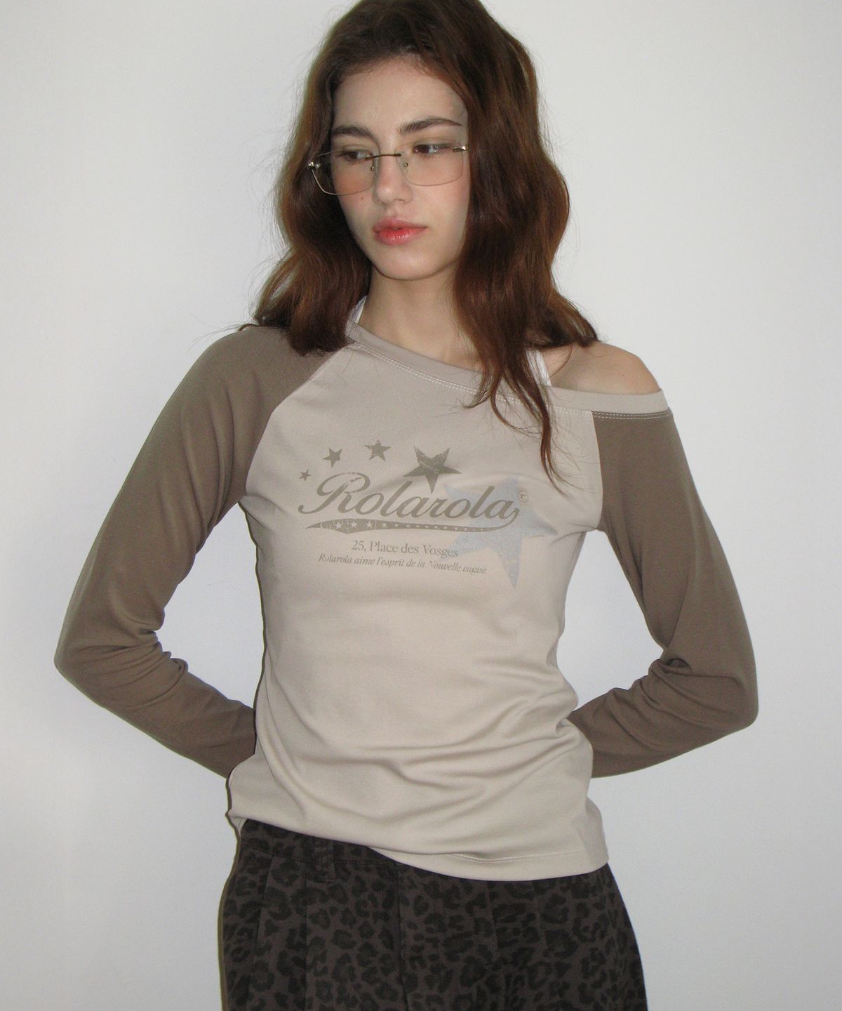 로라로라(ROLAROLA) LOGO GRAPHIC OFF SHOULDER RAGLAN T-SHIRT BROWN
