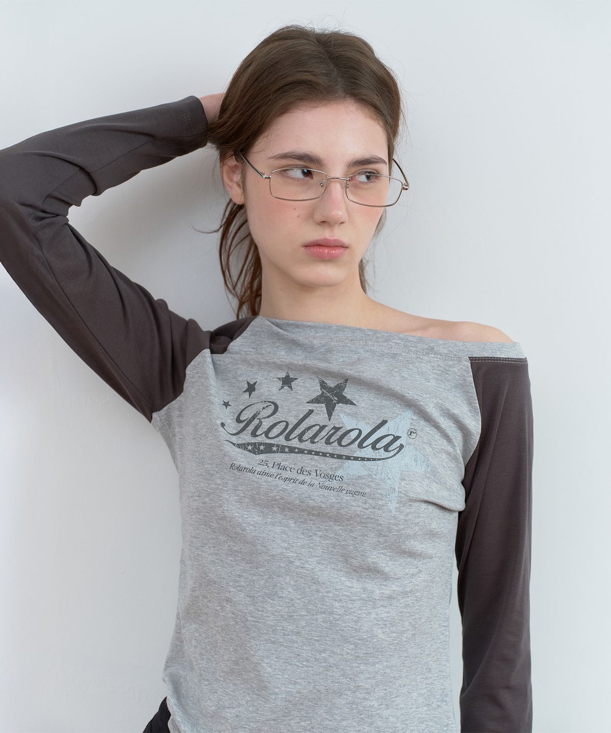 로라로라(ROLAROLA) LOGO GRAPHIC OFF SHOULDER RAGLAN T-SHIRT CHARCOAL