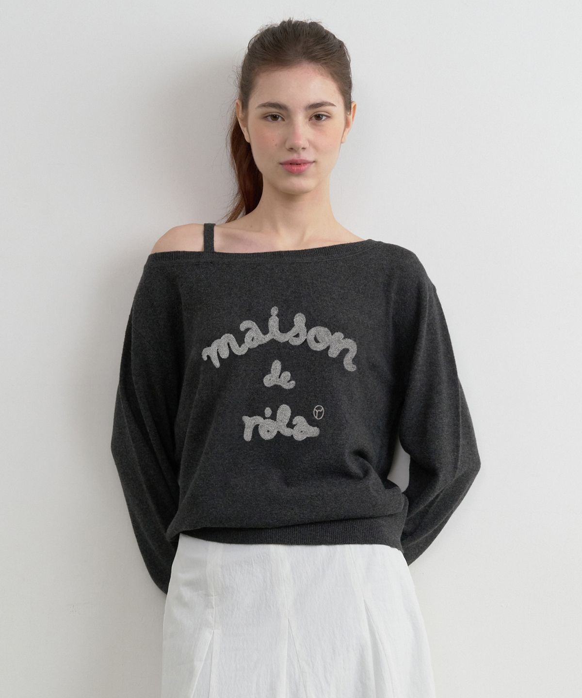 로라로라(ROLAROLA) MAISON DE ROLA EMBROIDERY OFF SHOULDER KNIT CHARCOAL