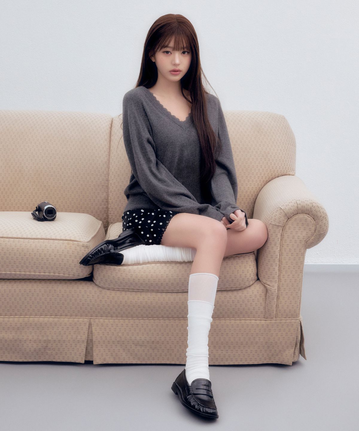 로라로라(ROLAROLA) LACE V NECK KNIT CHARCOAL