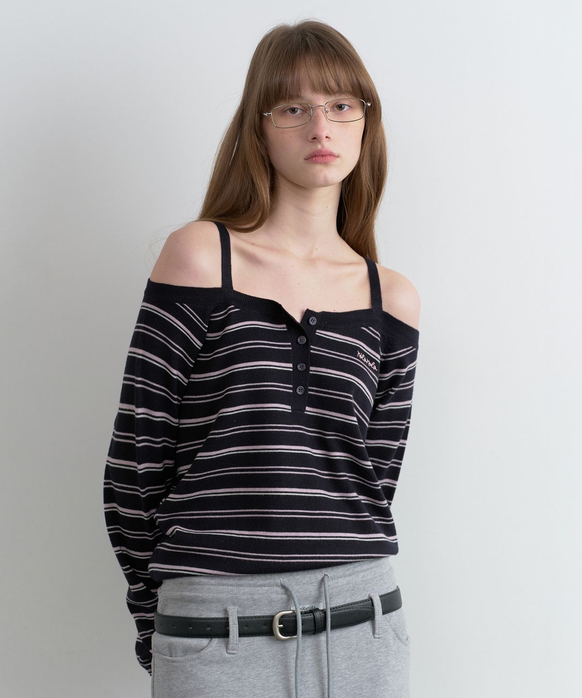 로라로라(ROLAROLA) STRIPE OFF SHOULDER STRAP KNIT BLACK
