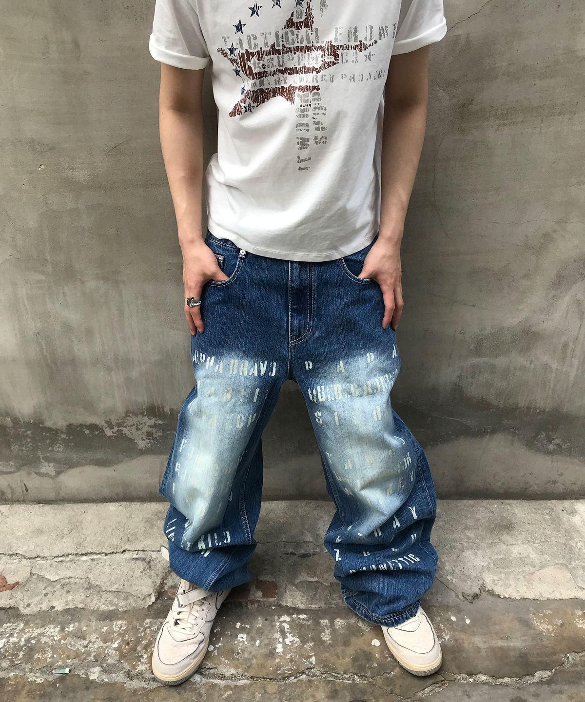 기철(KICHUL) Phonetic Code Printed Wide Denim Pants (Indigo)