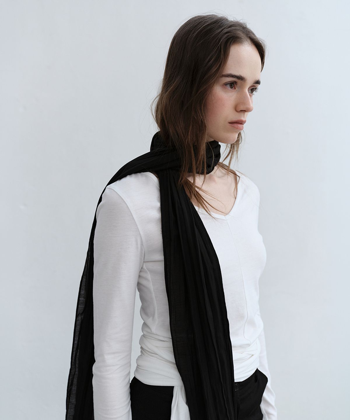 로우타이드(LOW TIDE) SHEER PLEATS SCARF [BLACK]