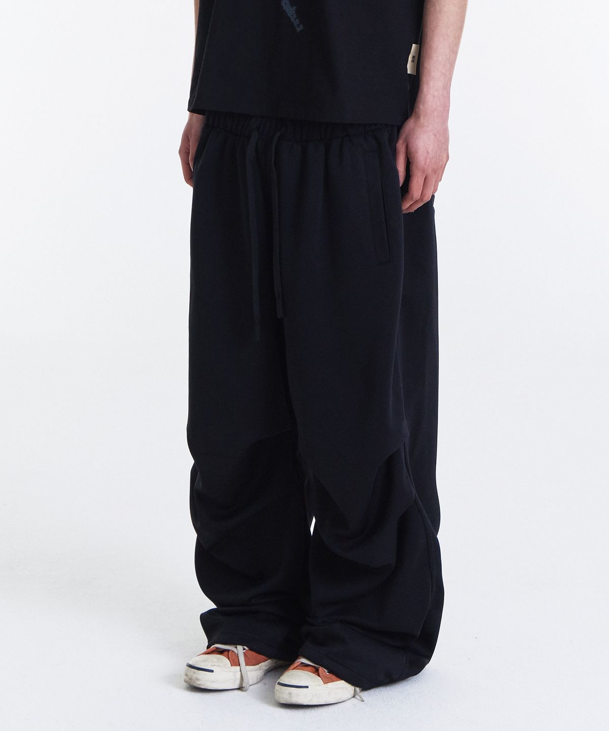 기철(KICHUL) Routine Two Tuck Sweat Pants (Black)
