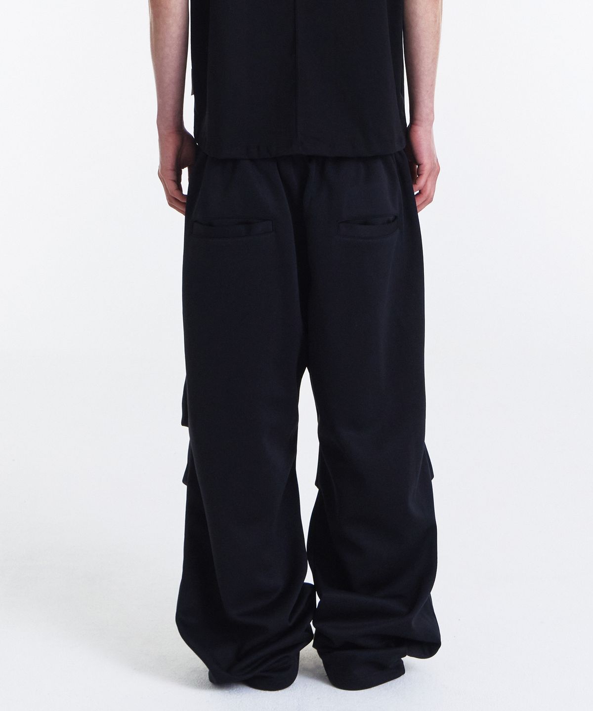 기철(KICHUL) Routine Two Tuck Sweat Pants (Black)