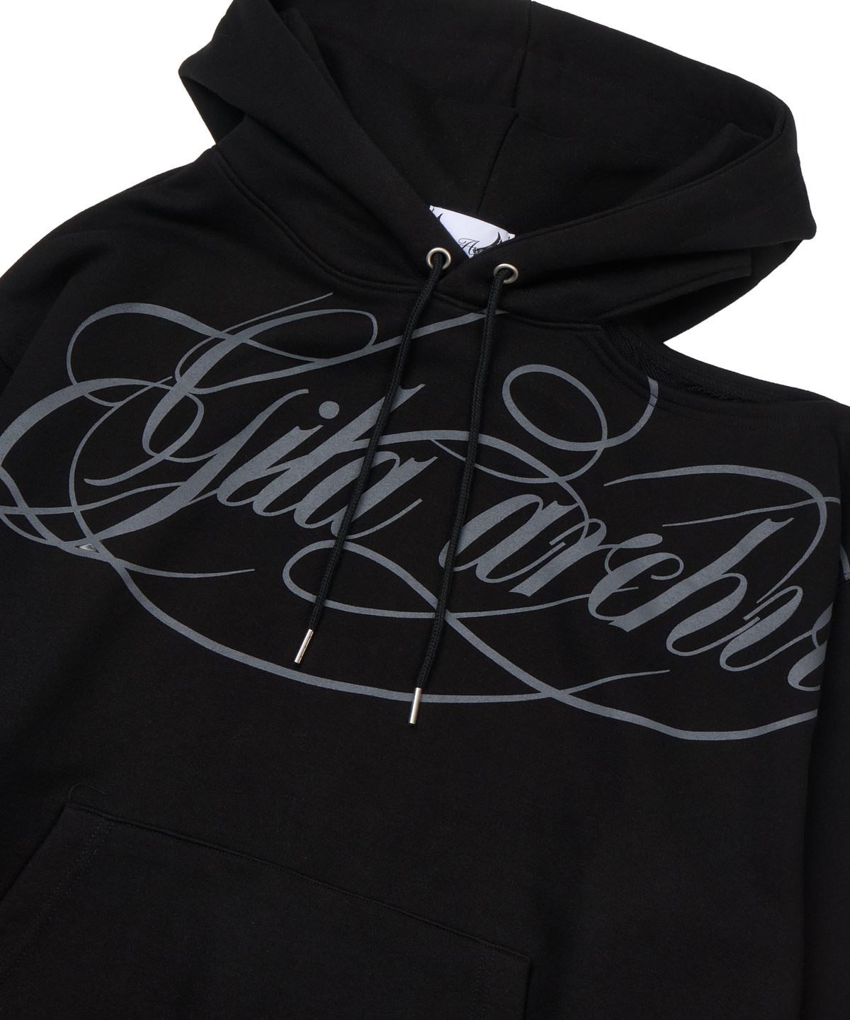 길라아카이브(GILAARCHIVE) SCRIPT LETTERING ONE SHOULDER HOODED_BLACK