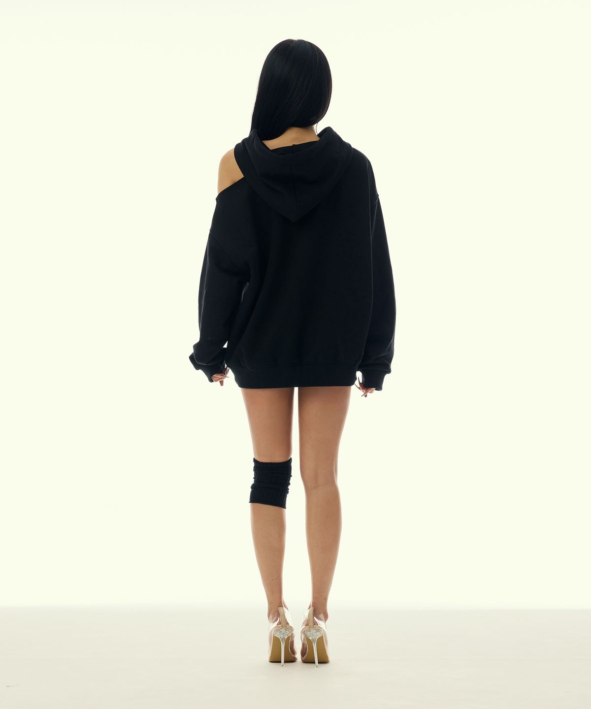 길라아카이브(GILAARCHIVE) SCRIPT LETTERING ONE SHOULDER HOODED_BLACK