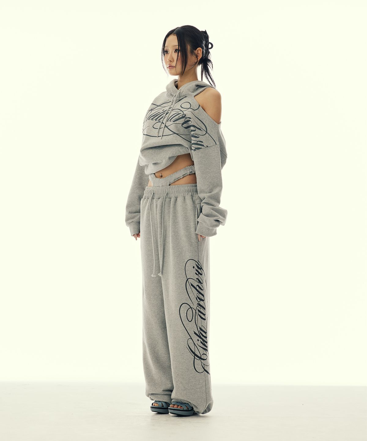 길라아카이브(GILAARCHIVE) SCRIPT LETTERING ONE SHOULDER HOODED_GREY