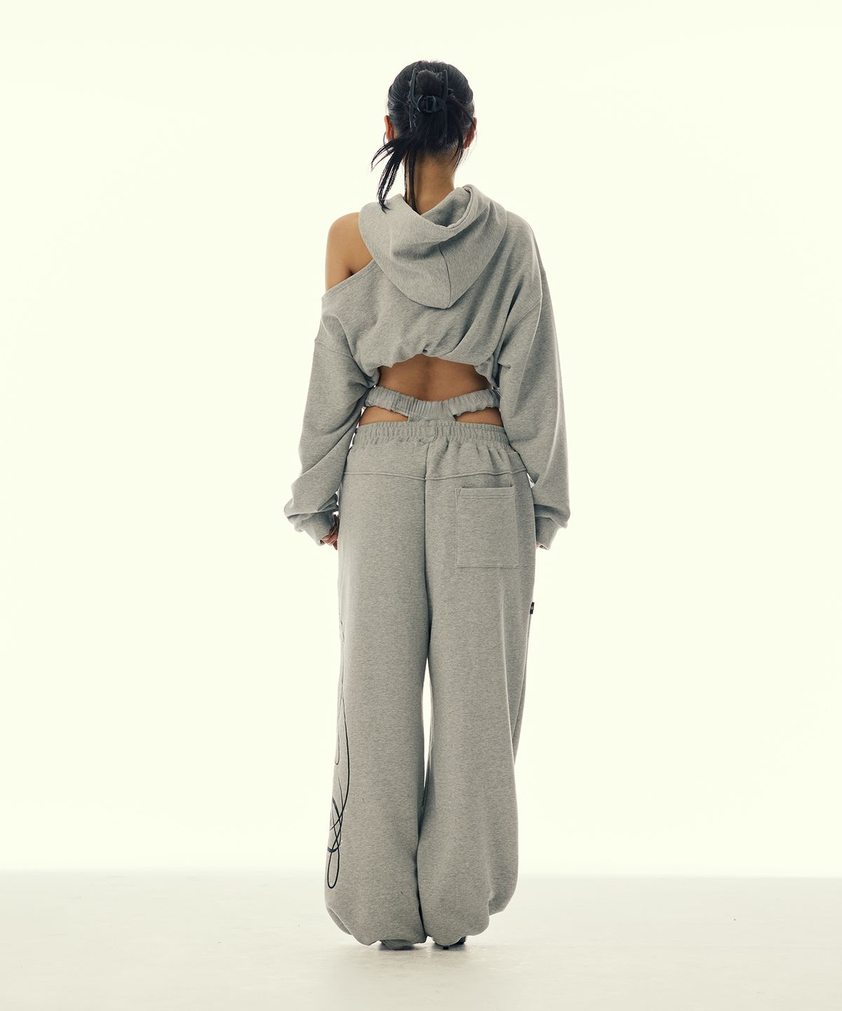 길라아카이브(GILAARCHIVE) SCRIPT LETTERING ONE SHOULDER HOODED_GREY