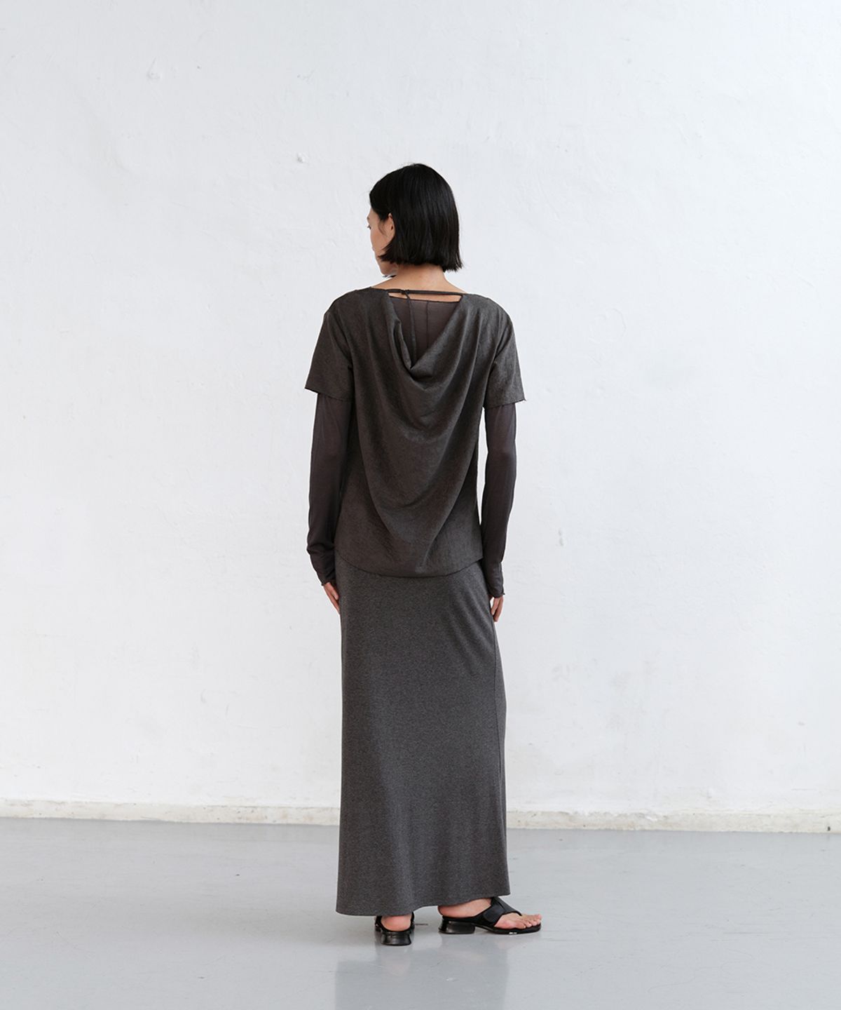 로우타이드(LOW TIDE) CUPRO DRAPE TOP [CHARCOAL]