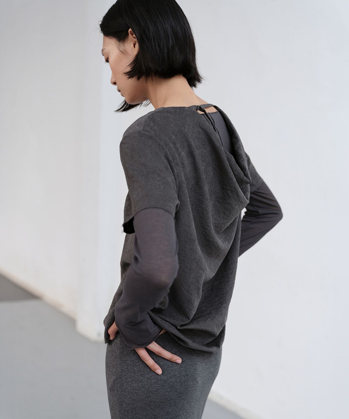 로우타이드(LOW TIDE) CUPRO DRAPE TOP [CHARCOAL]
