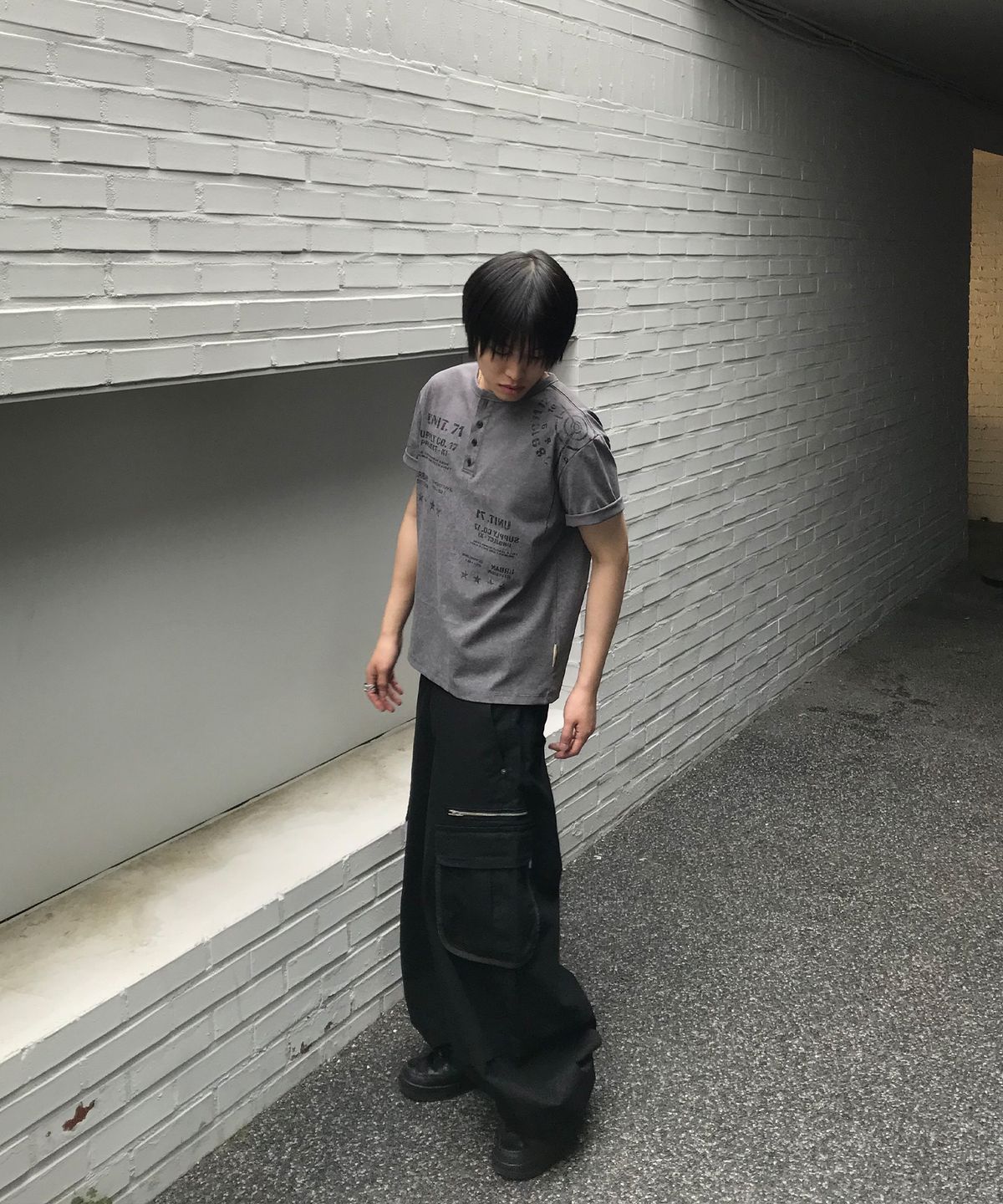 기철(KICHUL) Proto Sight Henley T-shirt (Charcoal)