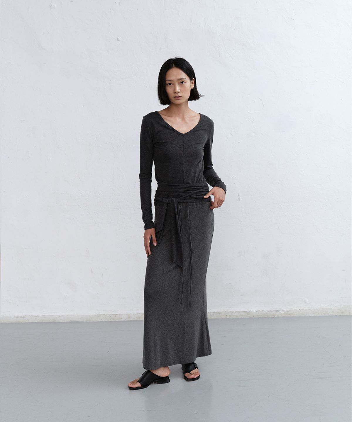 로우타이드(LOW TIDE) V-NECK TIE T-SHIRT [CHARCOAL]