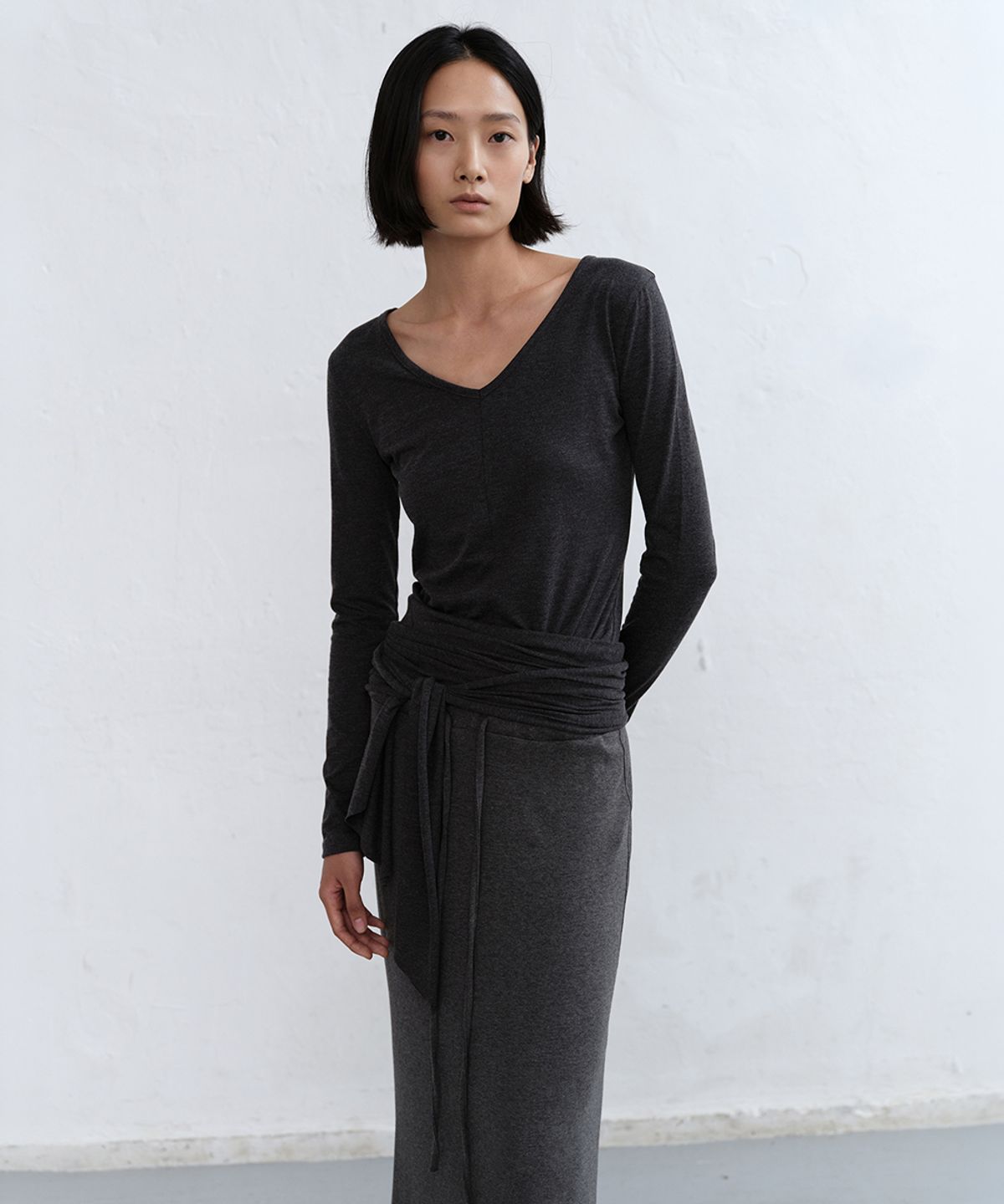 로우타이드(LOW TIDE) V-NECK TIE T-SHIRT [CHARCOAL]