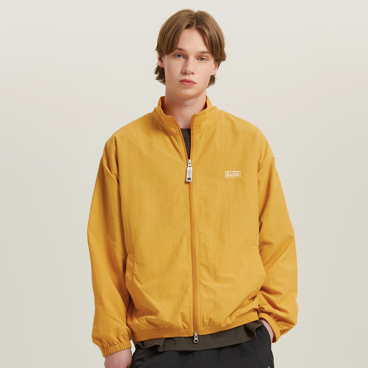 코닥(KODAK) 에센셜 빅로고 스탠넥 자켓 YELLOW