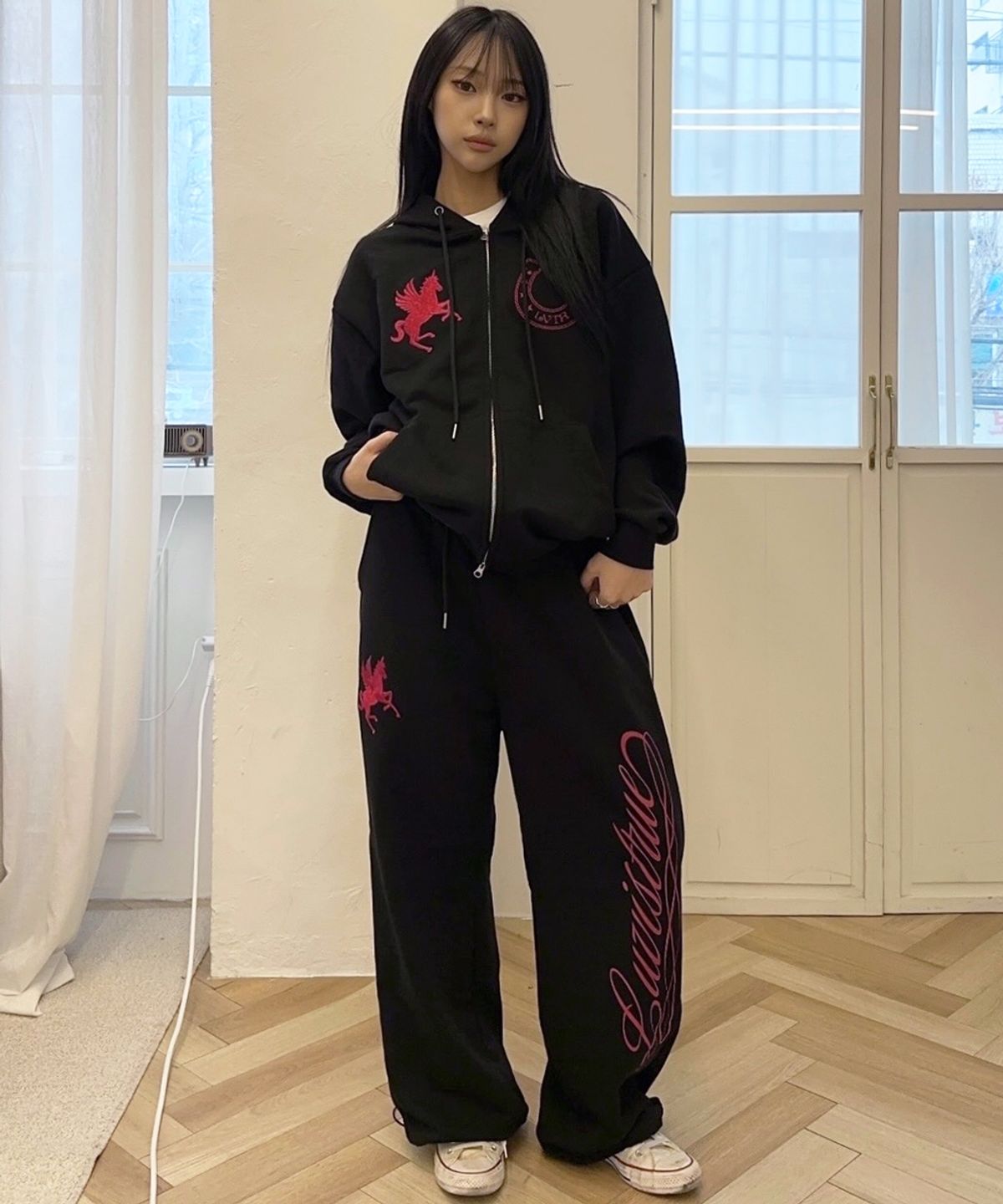 러브이즈트루(LUVISTRUE) EL UNICORN TRAINING PANTS(BLACK)