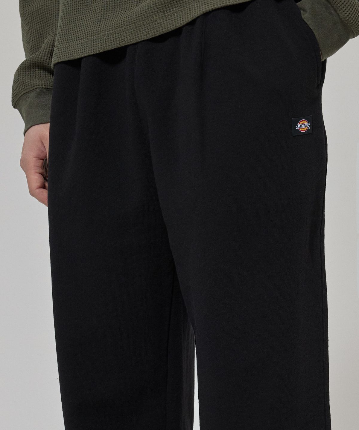 디키즈(DICKIES) 루즈핏 원턱 스웨트 팬츠 Black