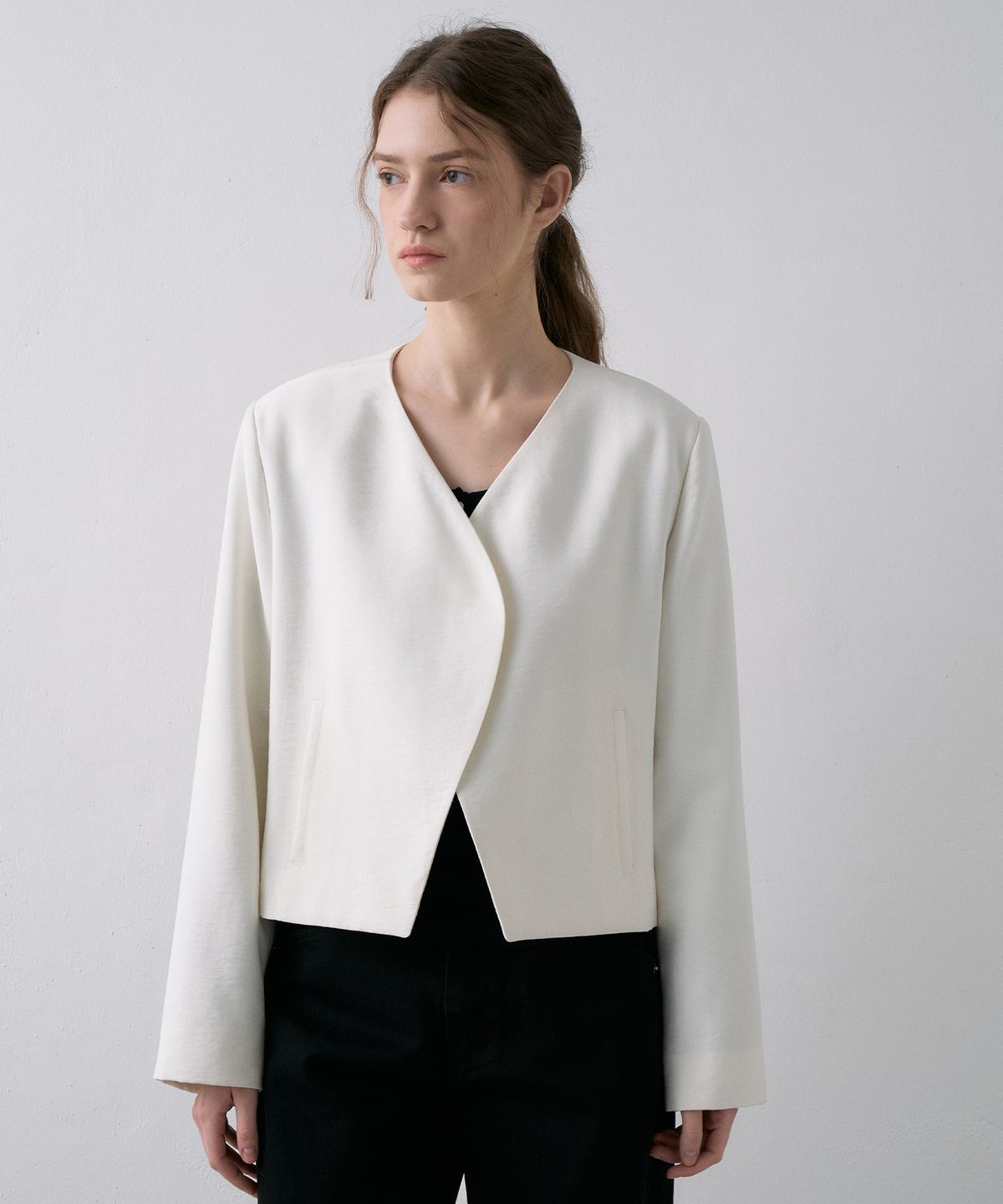 라메레이(LAMEREI) V-Neck Curved Short Jacket[LMBFSPJK110]-2color
