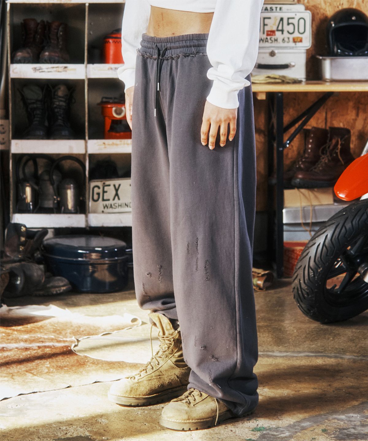 더바이닐하우스(THEVINYLHOUSE) DAMAGED SWEAT PANTS CHARCOAL