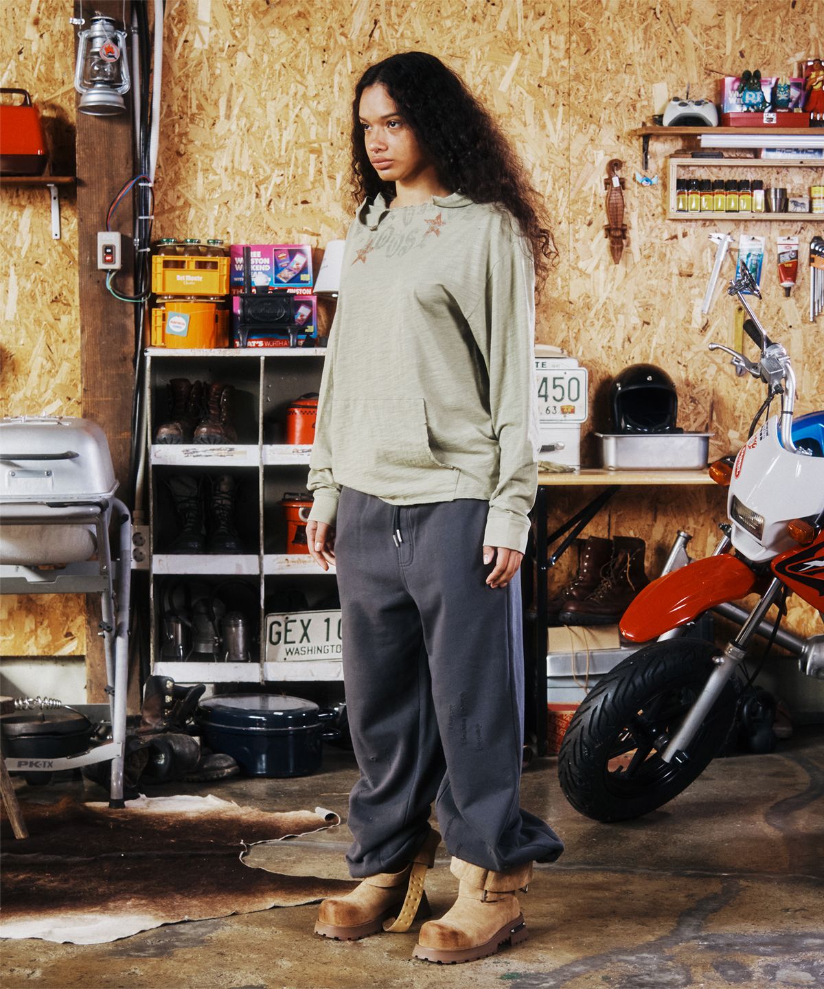 더바이닐하우스(THEVINYLHOUSE) DAMAGED SWEAT PANTS CHARCOAL