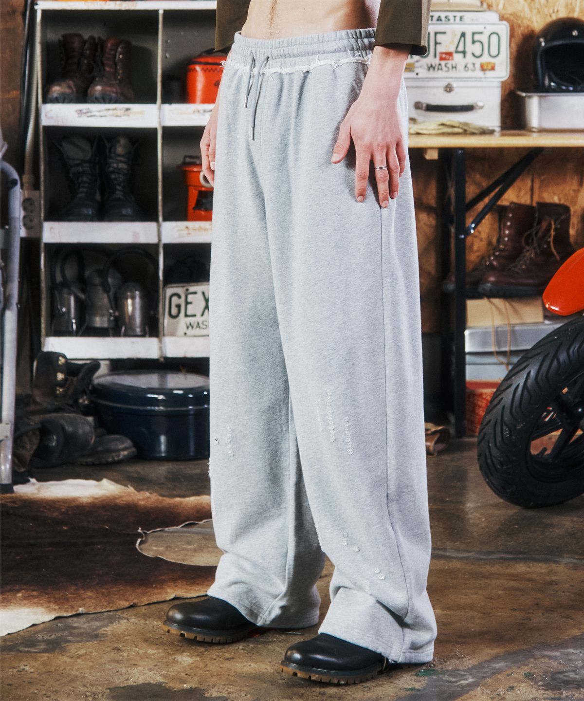 더바이닐하우스(THEVINYLHOUSE) DAMAGED SWEAT PANTS GREY