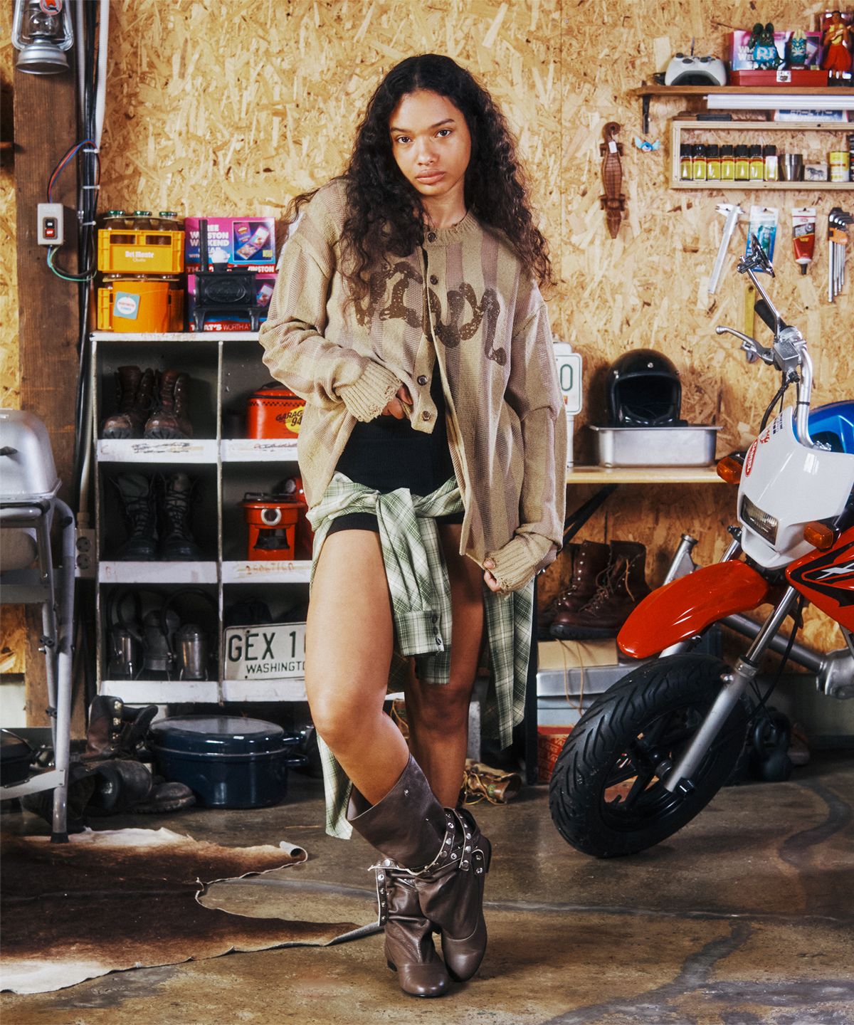 더바이닐하우스(THEVINYLHOUSE) NET MIXED GRUNGE CARDIGAN SAND
