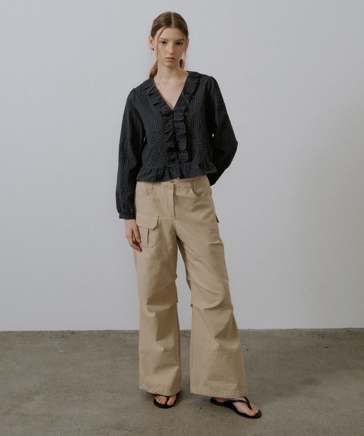 프리버07(FRIVER07) Ruffle v-neck check blouse [FRSP05BL01]_Charcoal