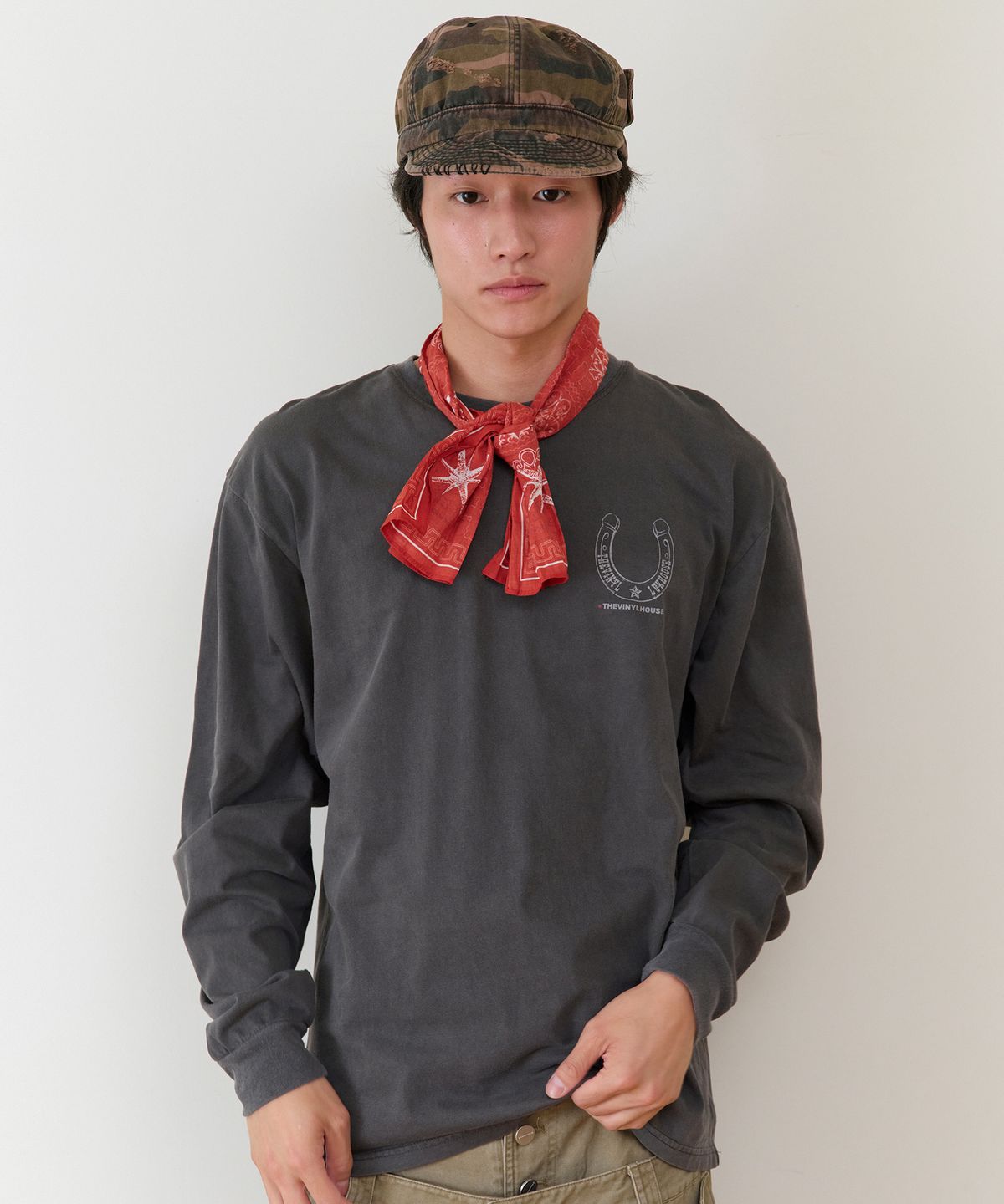 더바이닐하우스(THEVINYLHOUSE) LUCKY HOUSE LS TEE CHARCOAL