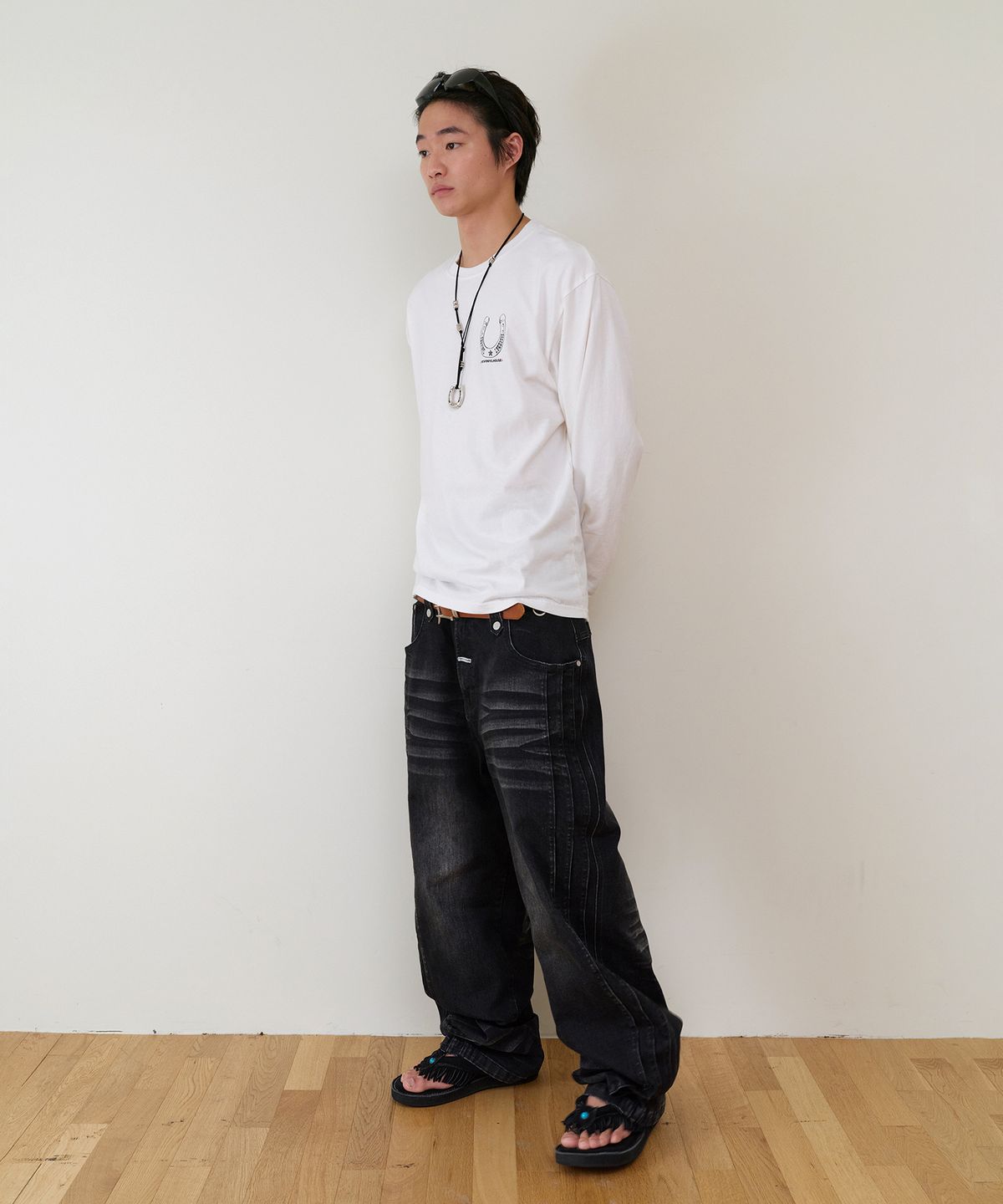 더바이닐하우스(THEVINYLHOUSE) LUCKY HOUSE LS TEE WHITE