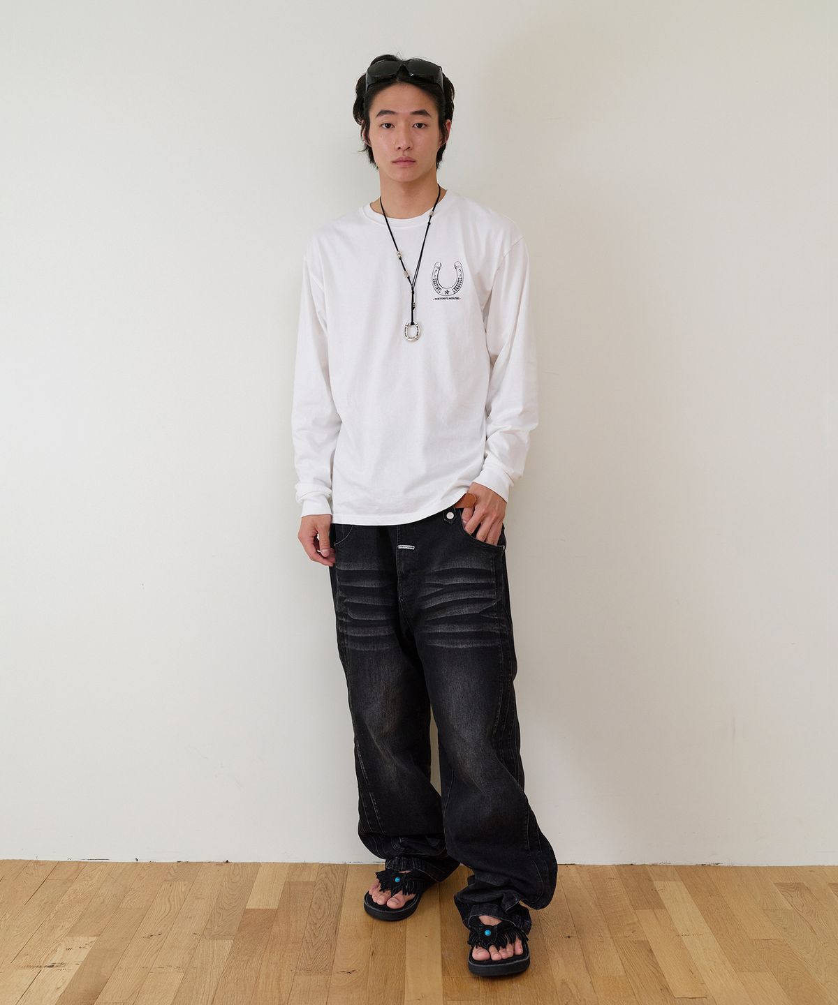 더바이닐하우스(THEVINYLHOUSE) LUCKY HOUSE LS TEE WHITE