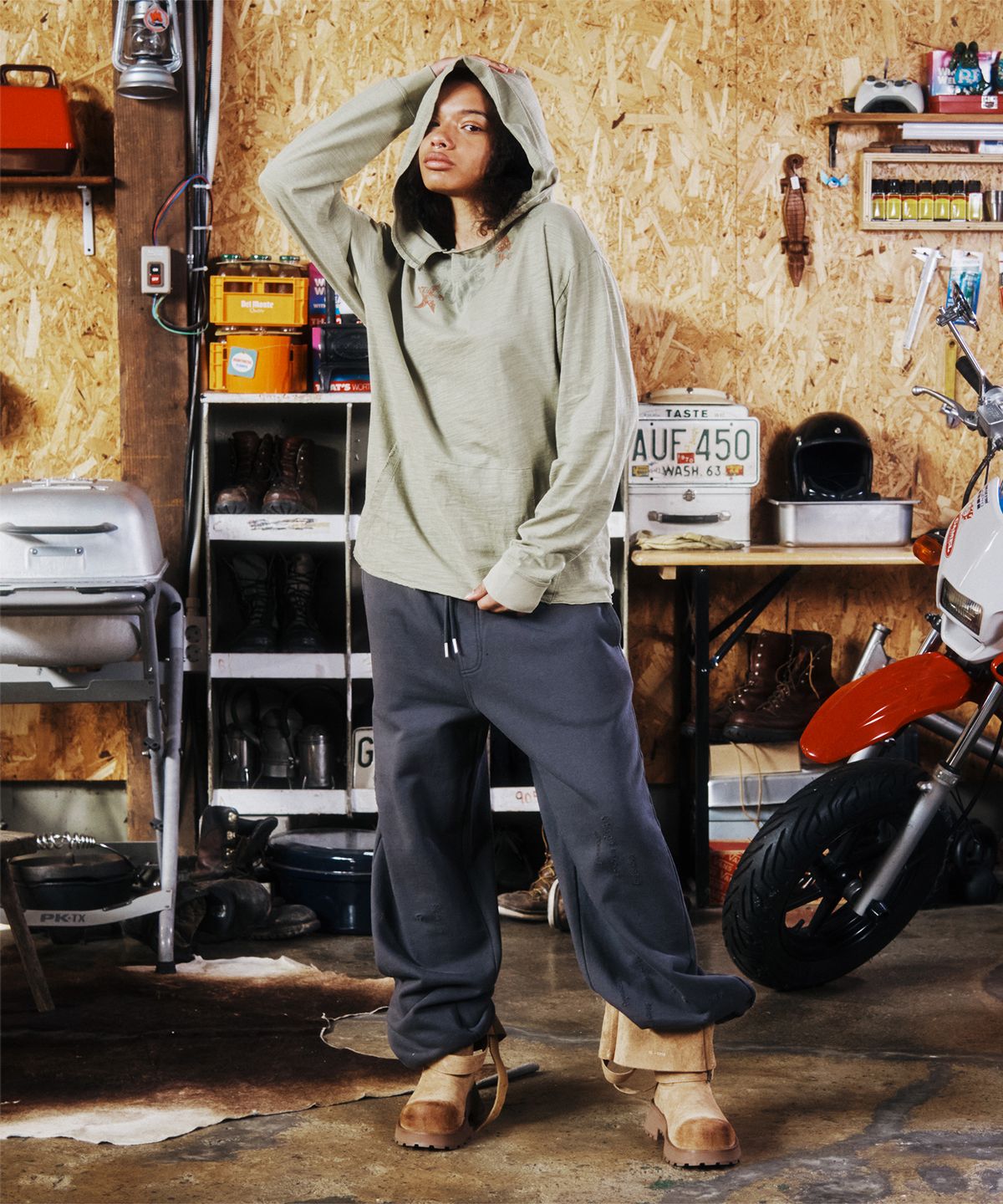더바이닐하우스(THEVINYLHOUSE) CUT-OFF OVER SLUB HOODIE LS TEE (W) KHAKI