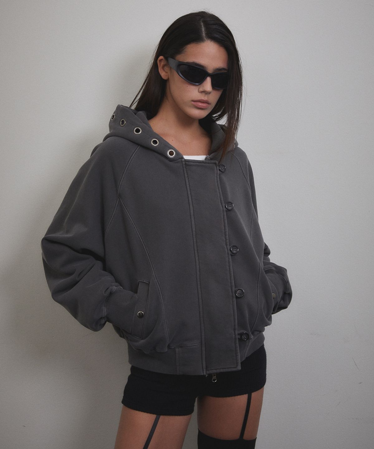 분트(VOONT) Eyelet Button Two-Way Hood Zip-Up (CHARCOAL)