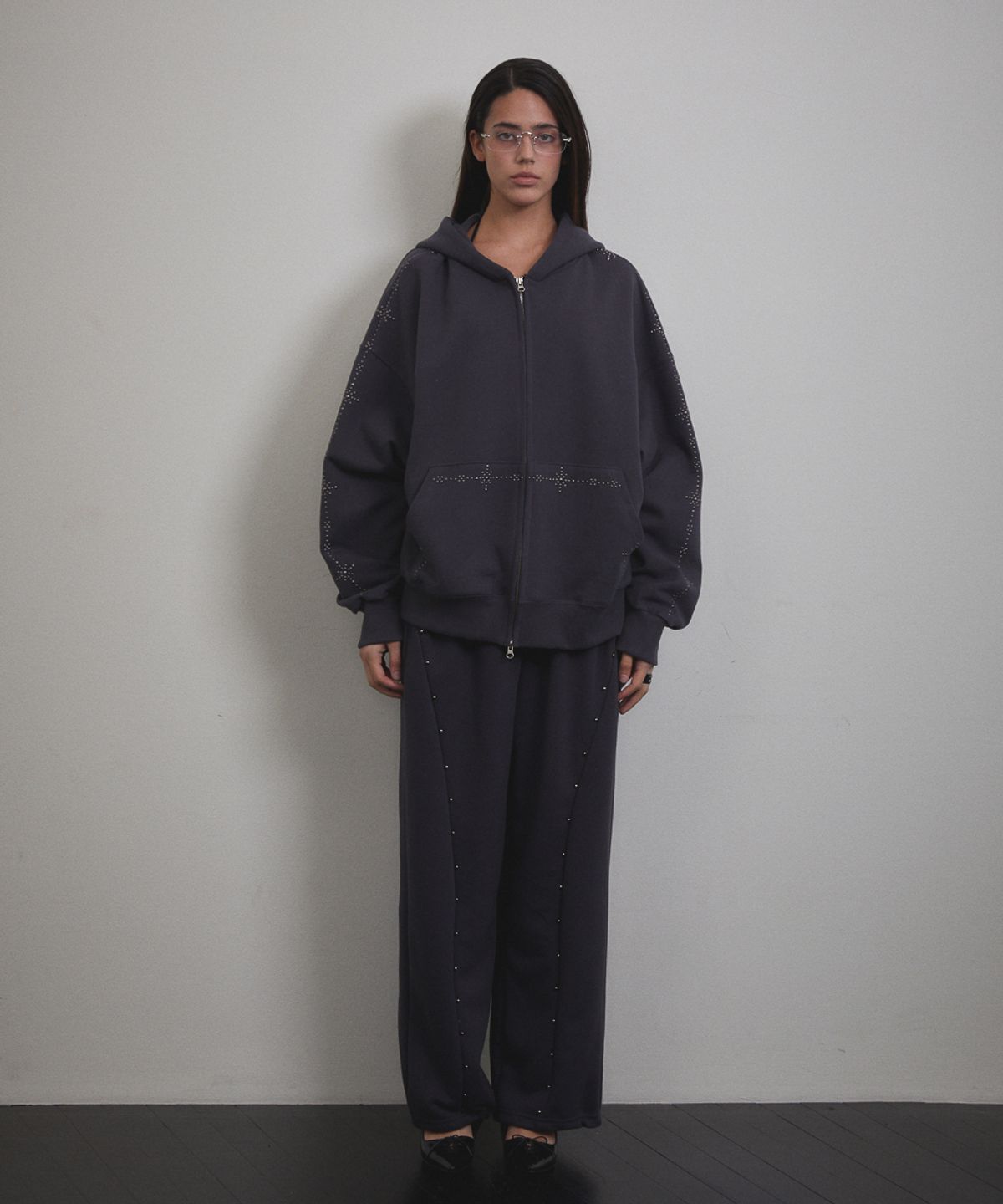 분트(VOONT) Stud Line Hood Zip-up (CHARCOAL)