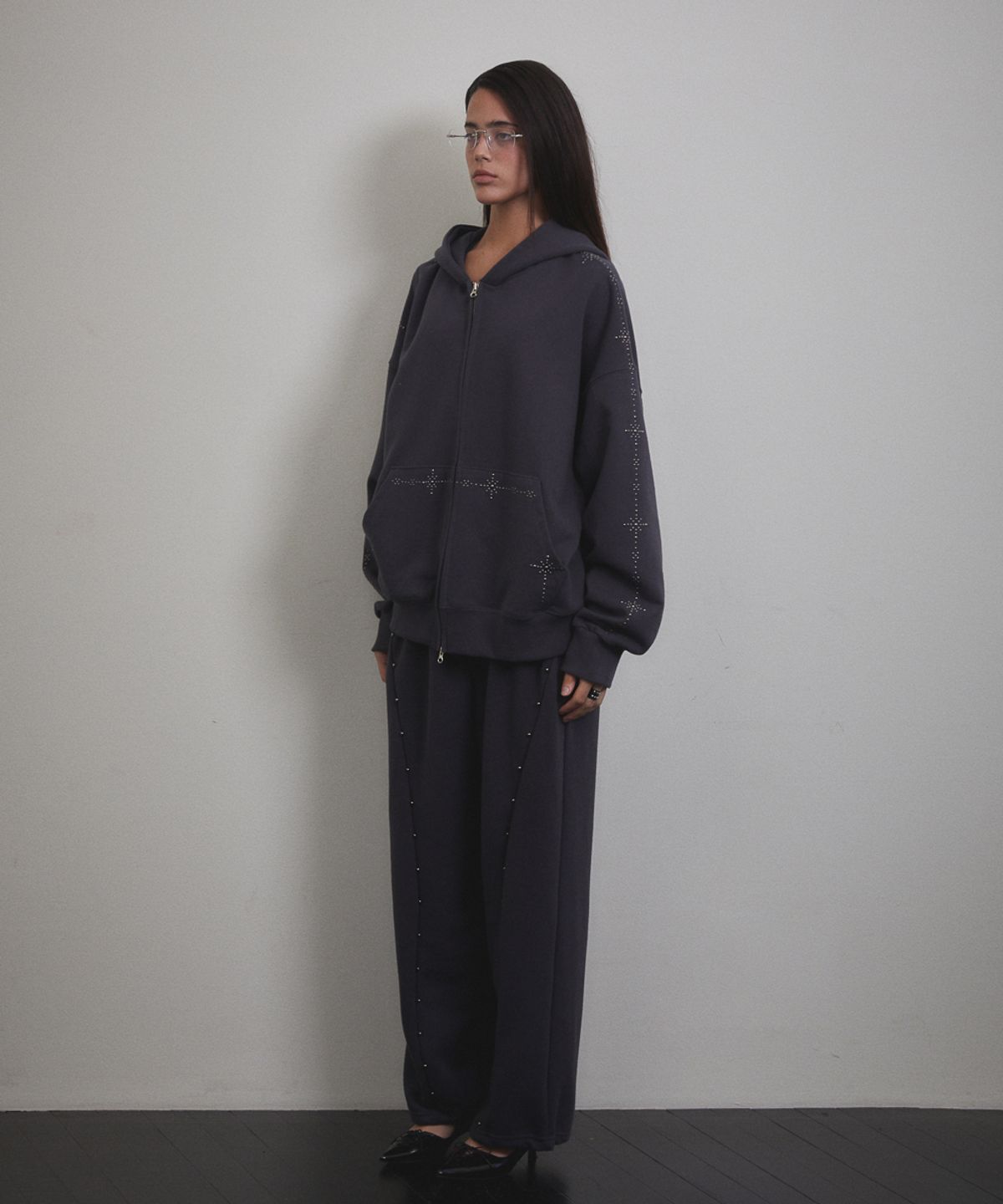 분트(VOONT) Stud Line Hood Zip-up (CHARCOAL)