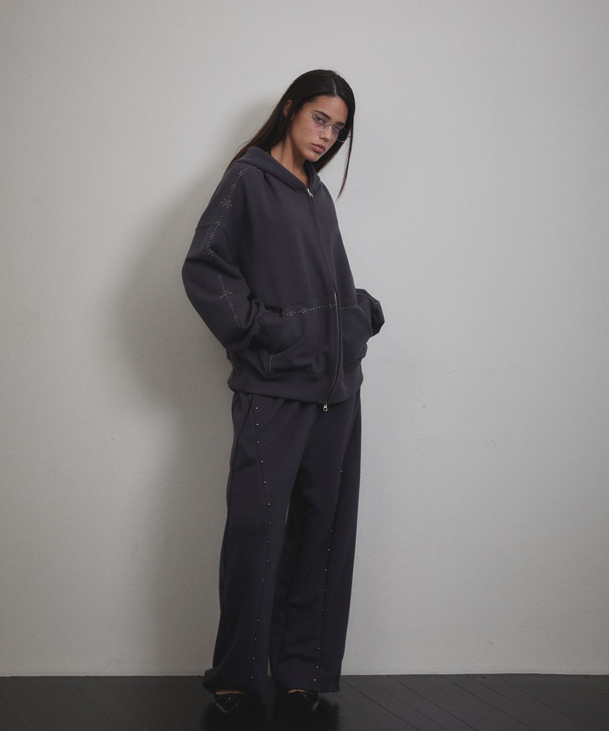 분트(VOONT) Stud Line Hood Zip-up (CHARCOAL)